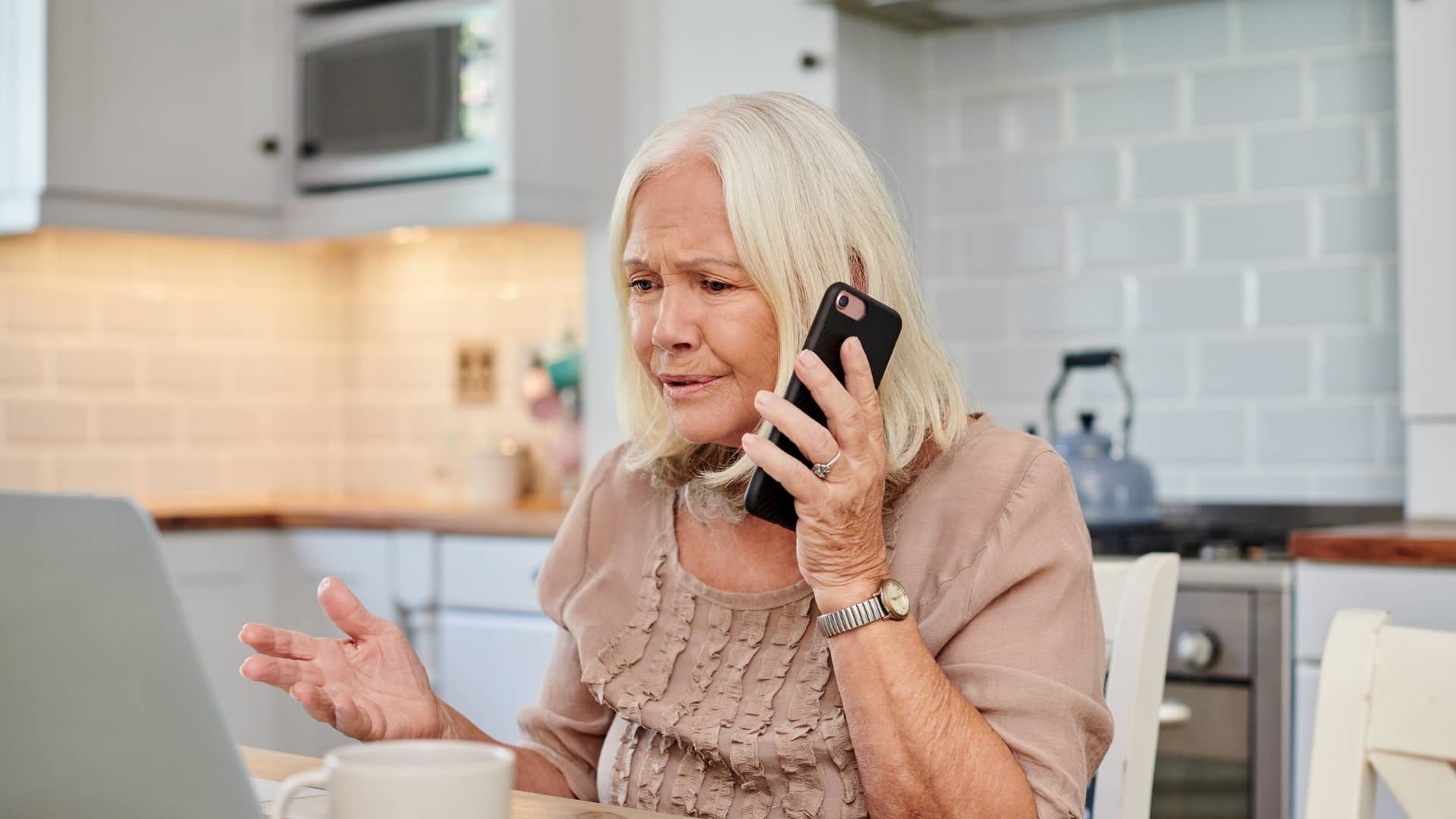 Mujer hablando por teléfono con aseguradora allianz para tratar de dar de baja seguro