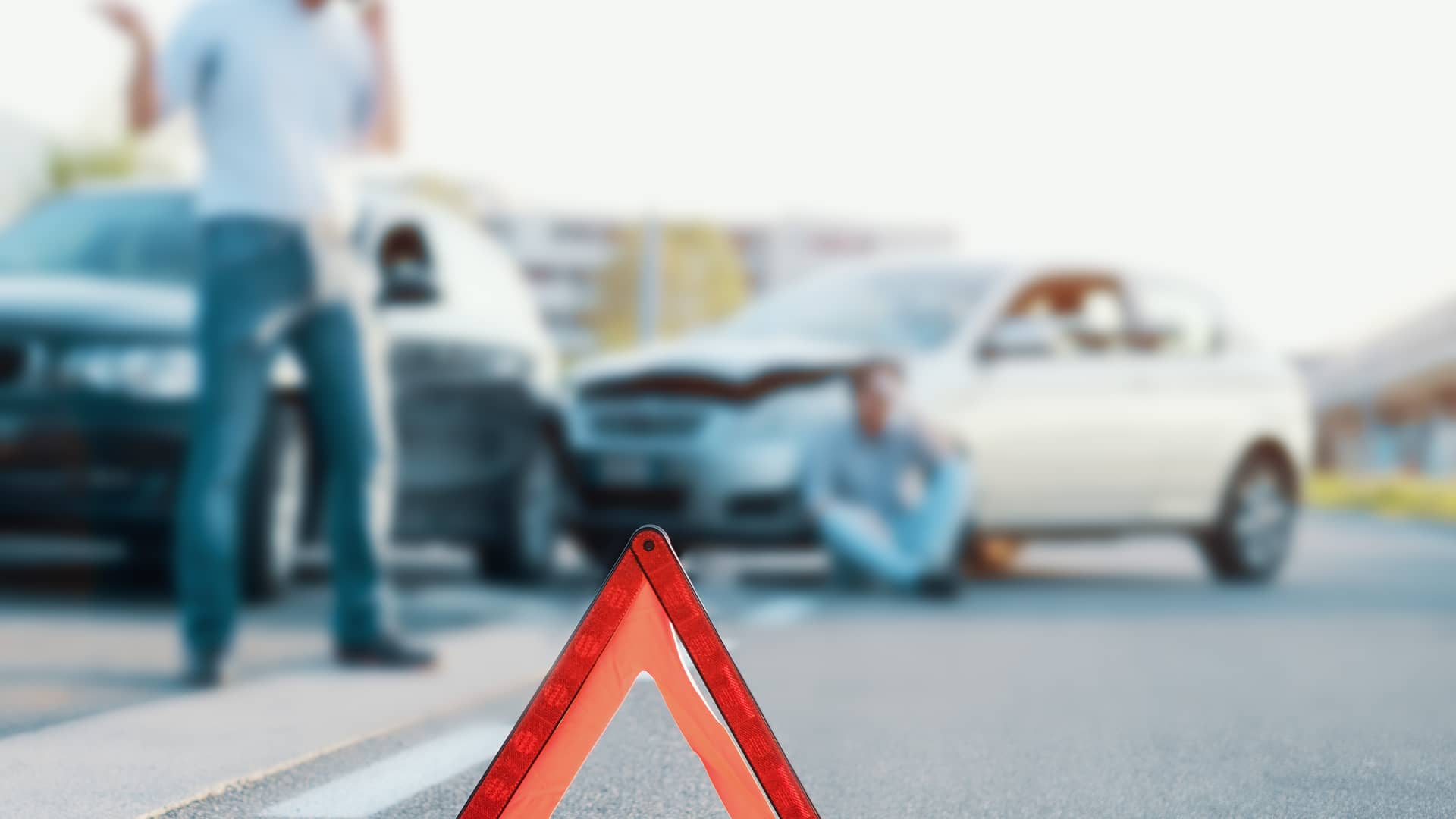 Hombre avisando a servicios de emergencia para que acudan al lugar del accidente de coches antes de dar parte a su aseguradora allianz
