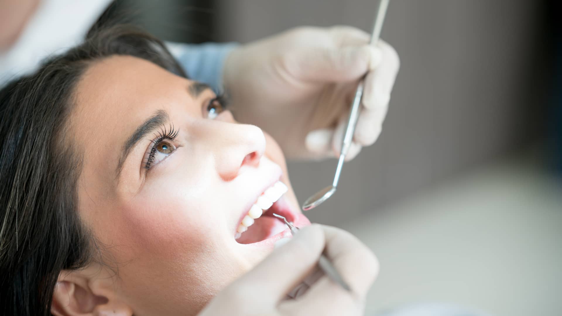 Mujer realizandose una revisión en su dentista con su seguro dental de allianz