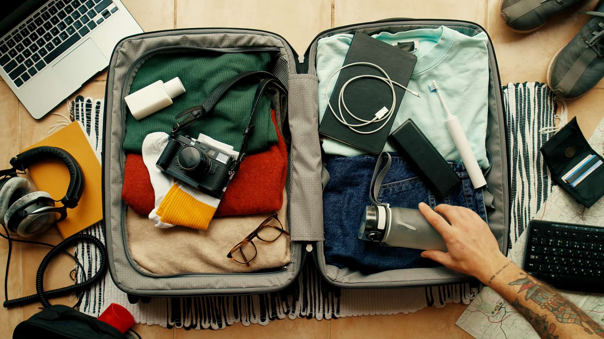 Persona preparando maleta para irse de vacaciones con seguro de viaje de ama contratado