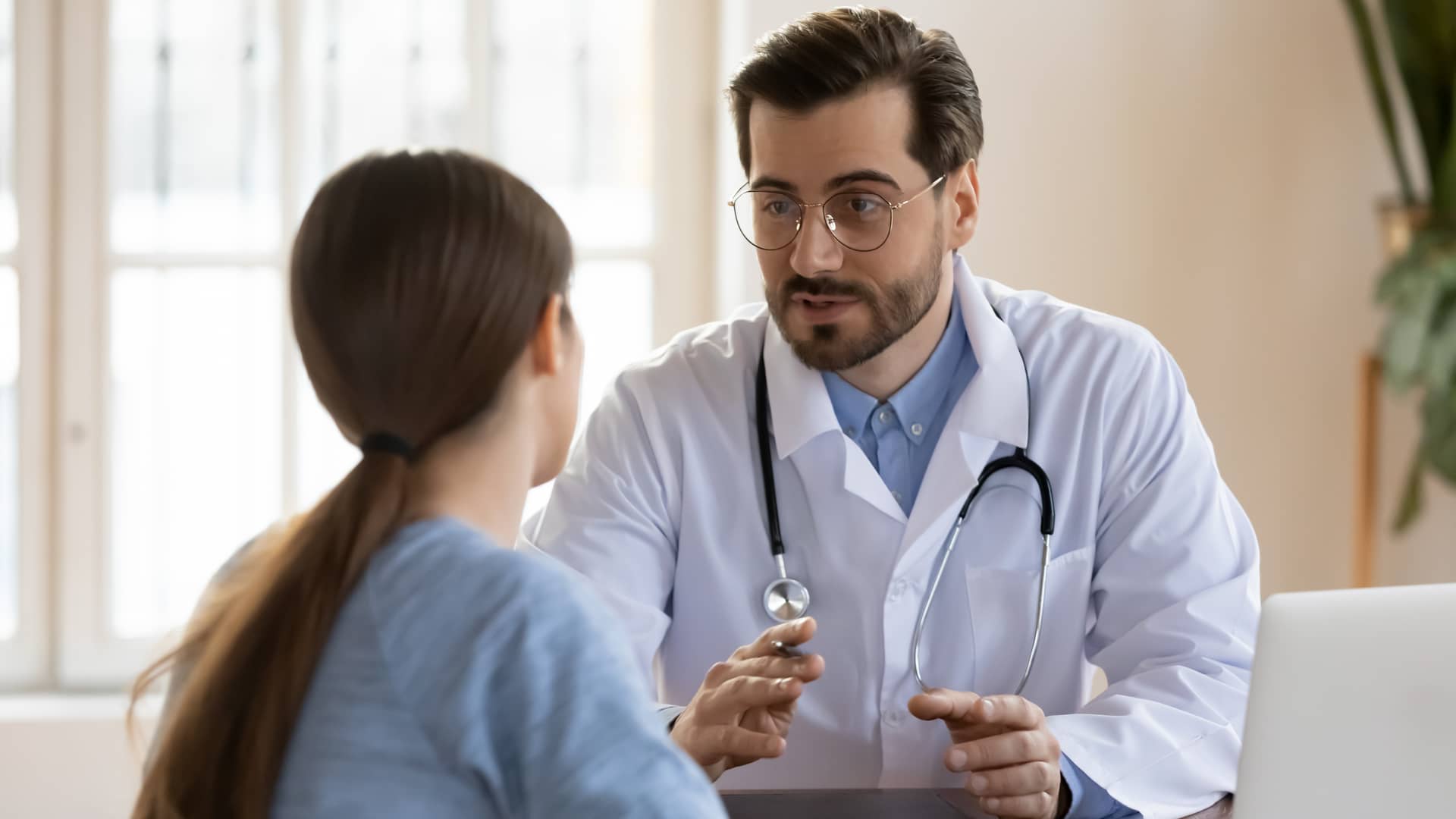 medico explicandole a una paciente las carencias de su seguro de asisa