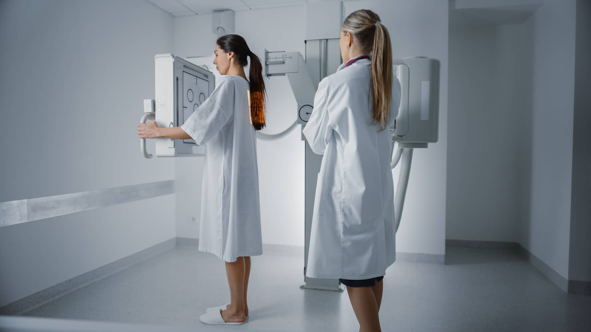 una medico radiologo de asisa haciendo una radiografia del torax a una chica