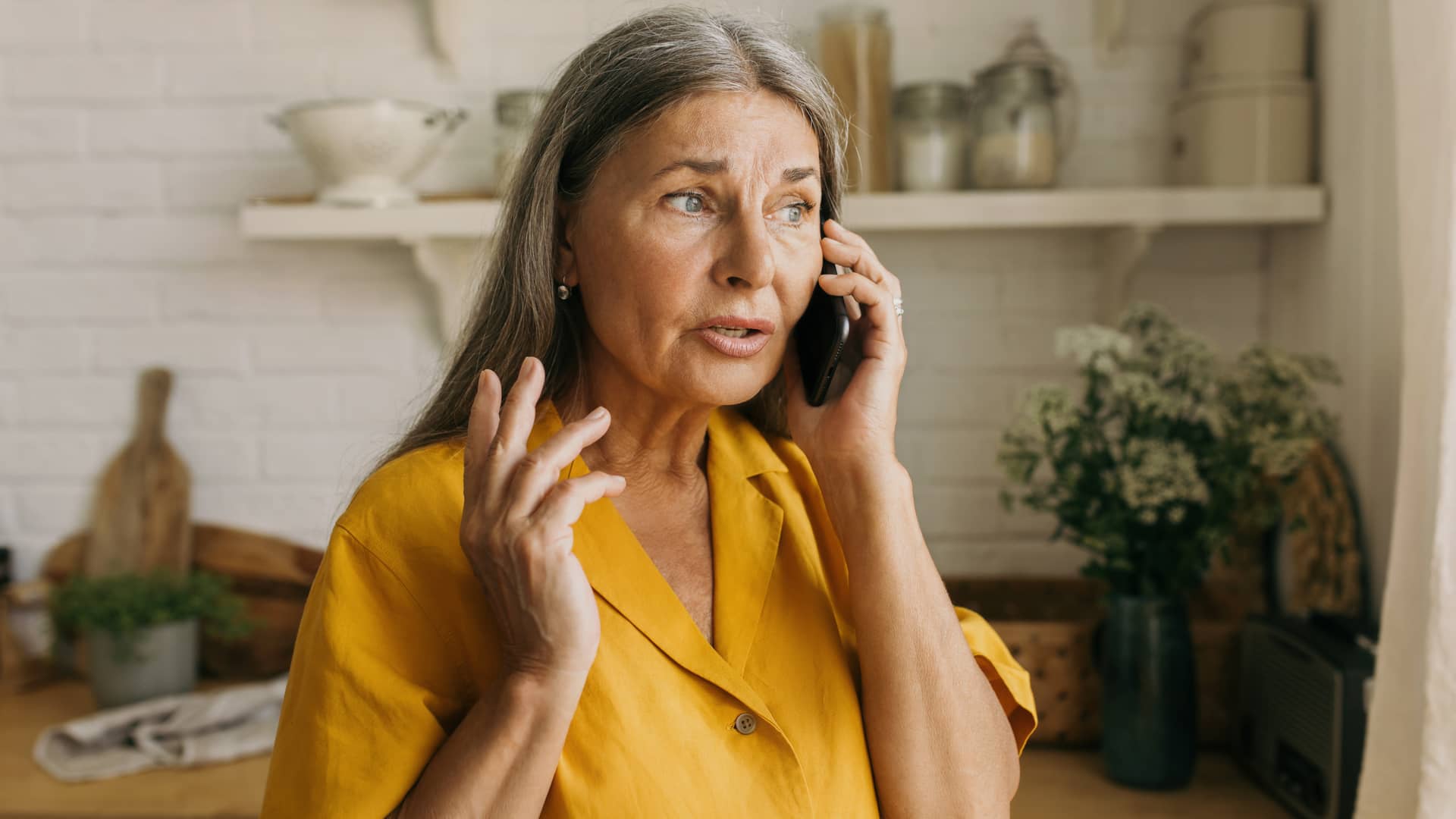 mujer mayor hablando por telefono con su aseguradora aura seguros