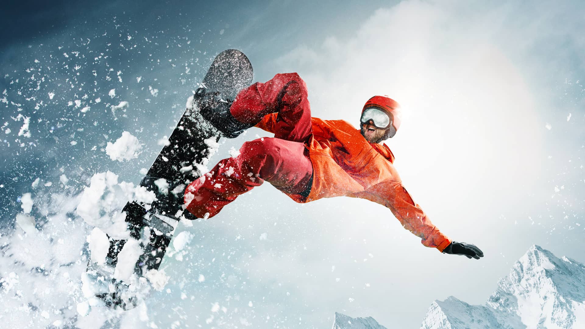 Snowboarder esquiando fuera de pista con seguro de salud de axa 