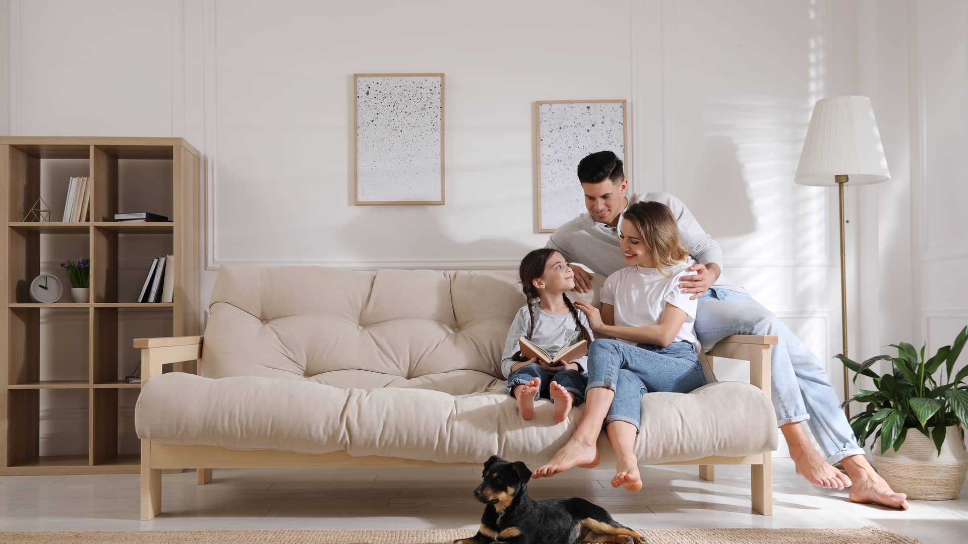 una familia tranquila en el sofa de casa porque tienen un seguro de caser con mas beneficios