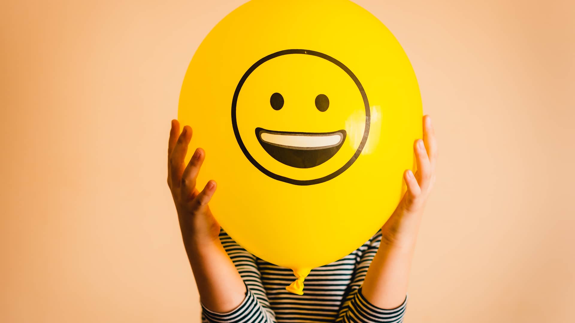 Persona con globo con cara sonriente representa la opinión sobre aseguradora chapka