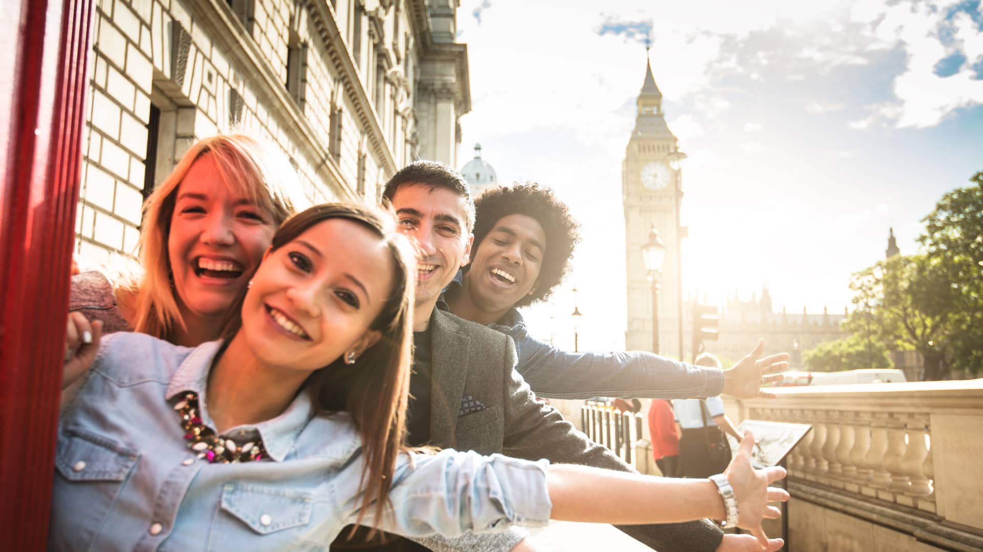 Jovenes estudiantes en Londres con seguro de viaje student de aseguradora chapka