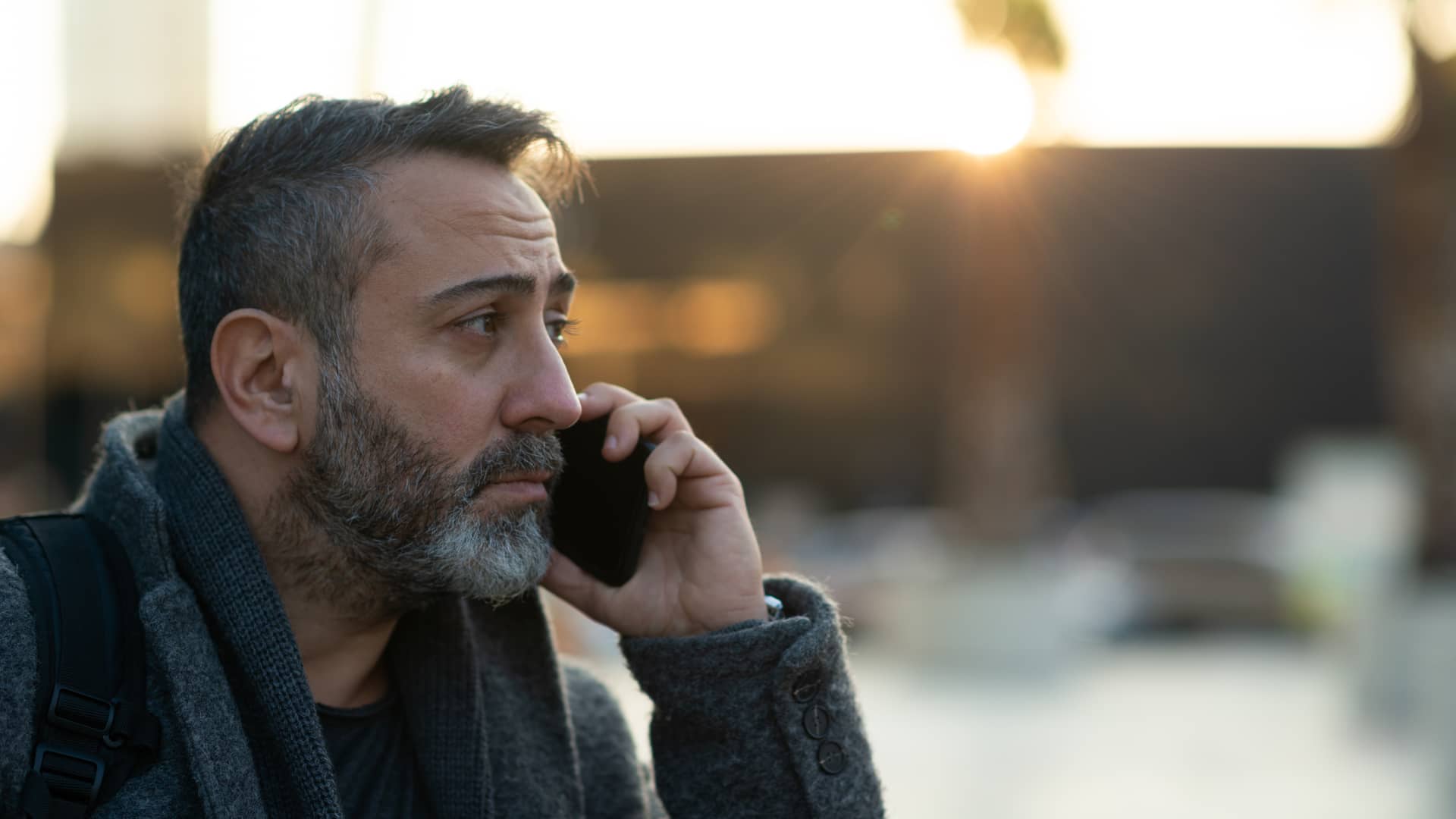 Hombre hablando por teléfono para dar de baja servicios contratados con direct seguros