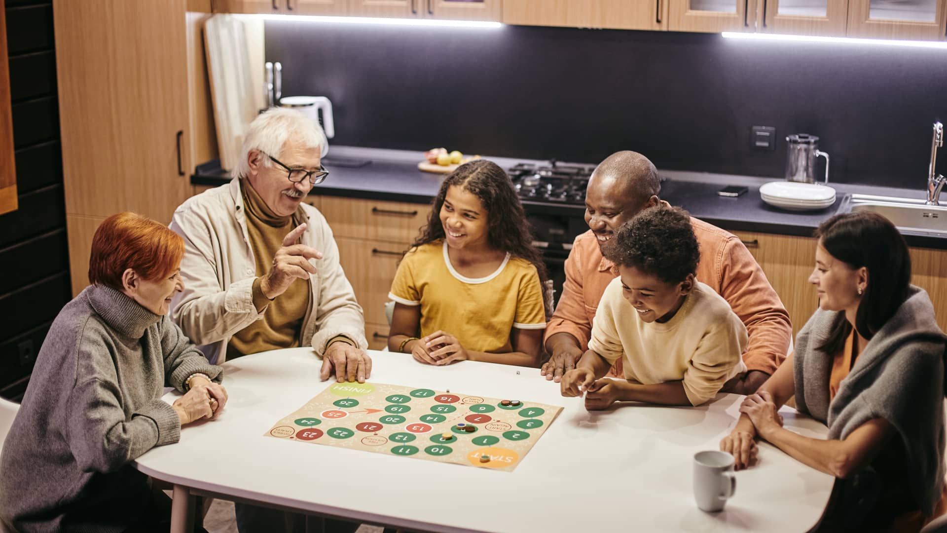 Familia jugando a juegos de mesa en su casa asegurada con direct seguros hogar