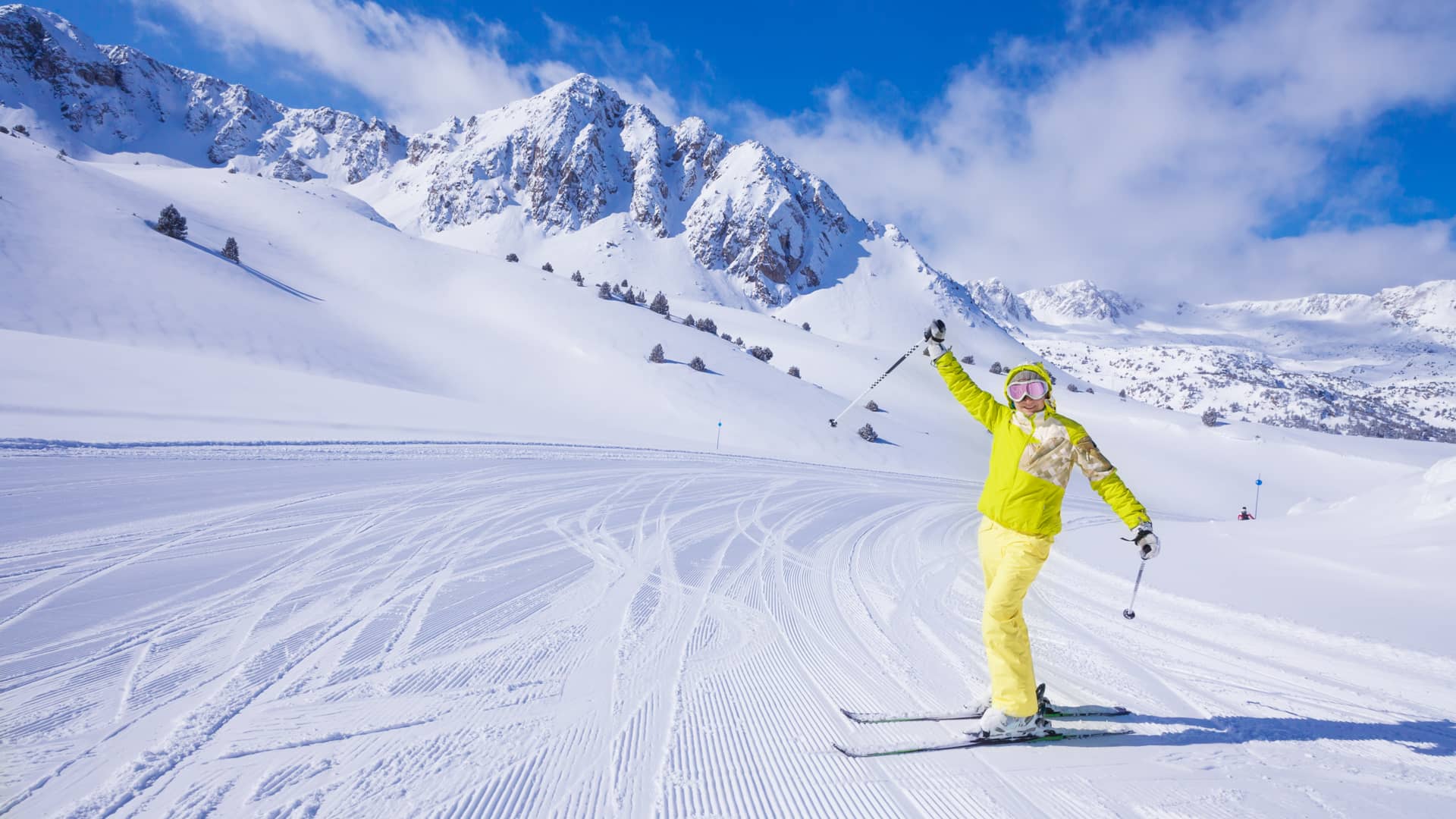 Persona disfrutando de soleado día de esqui con seguro de imq