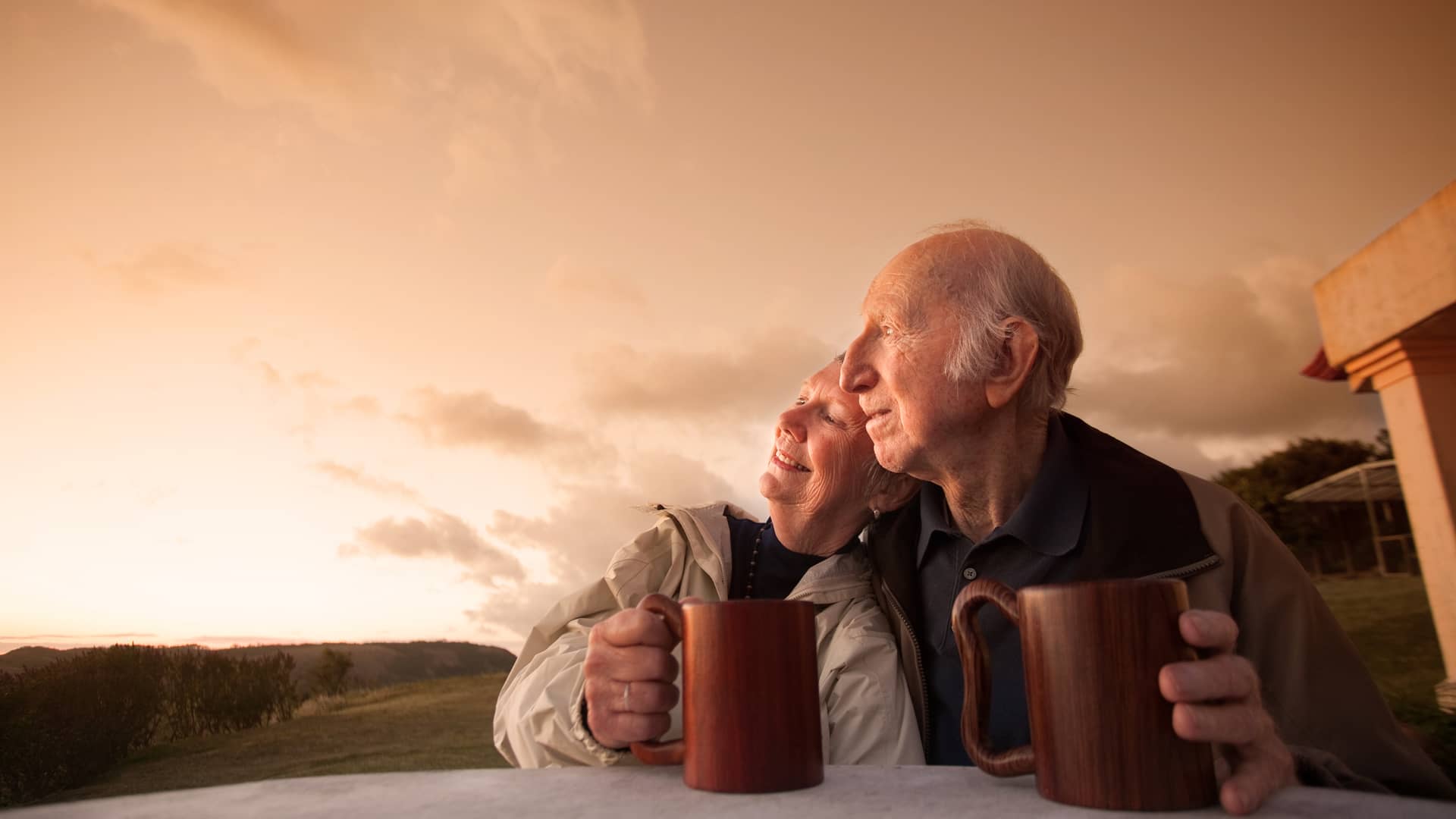 pareja de ancianos felices tomando un cafe tranquilos porque tienen un seguro de decesos que no es de linea directa