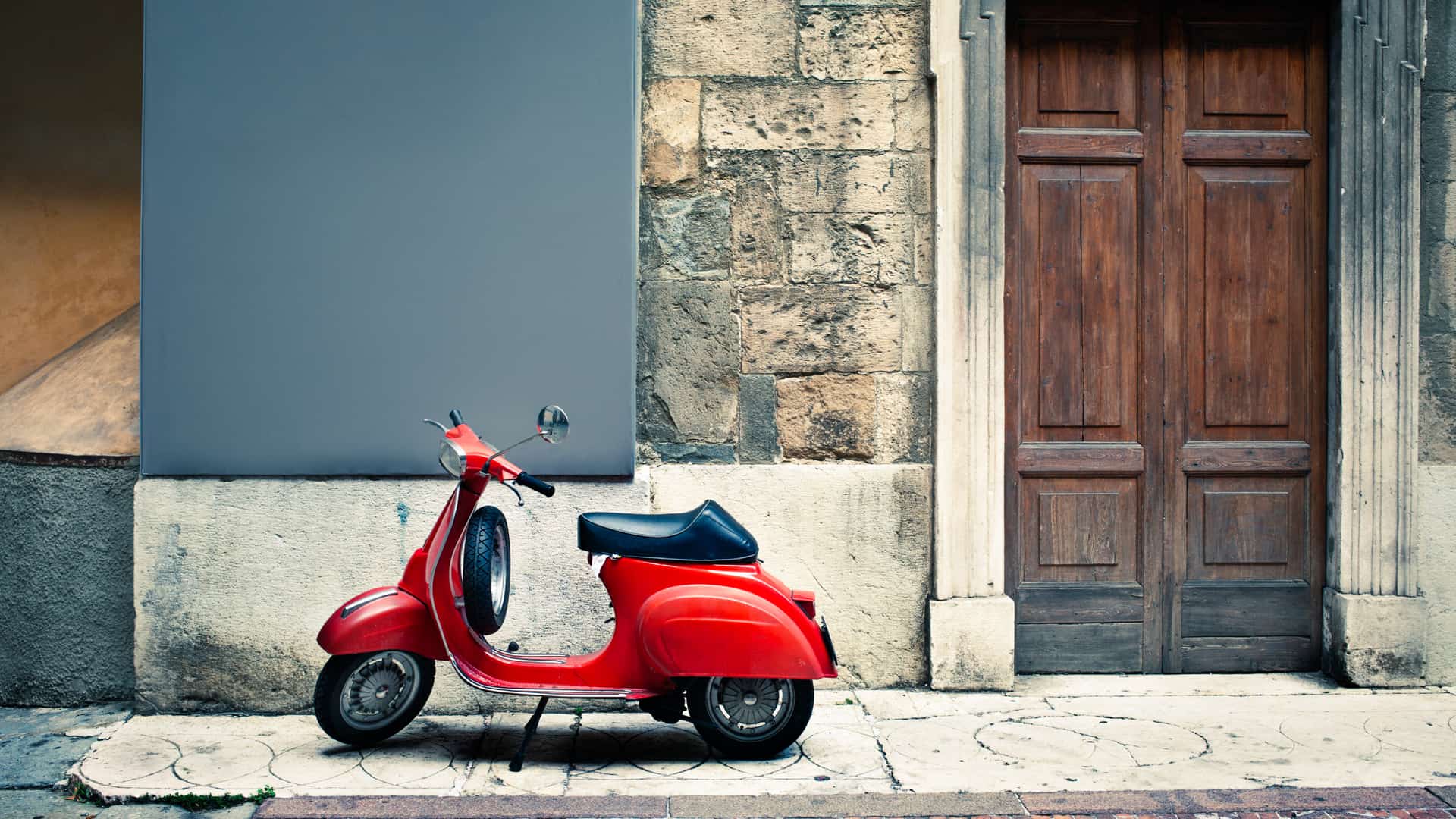 Moto aparcada a la puerta de la casa de su dueño con seguro hecho con mapfre