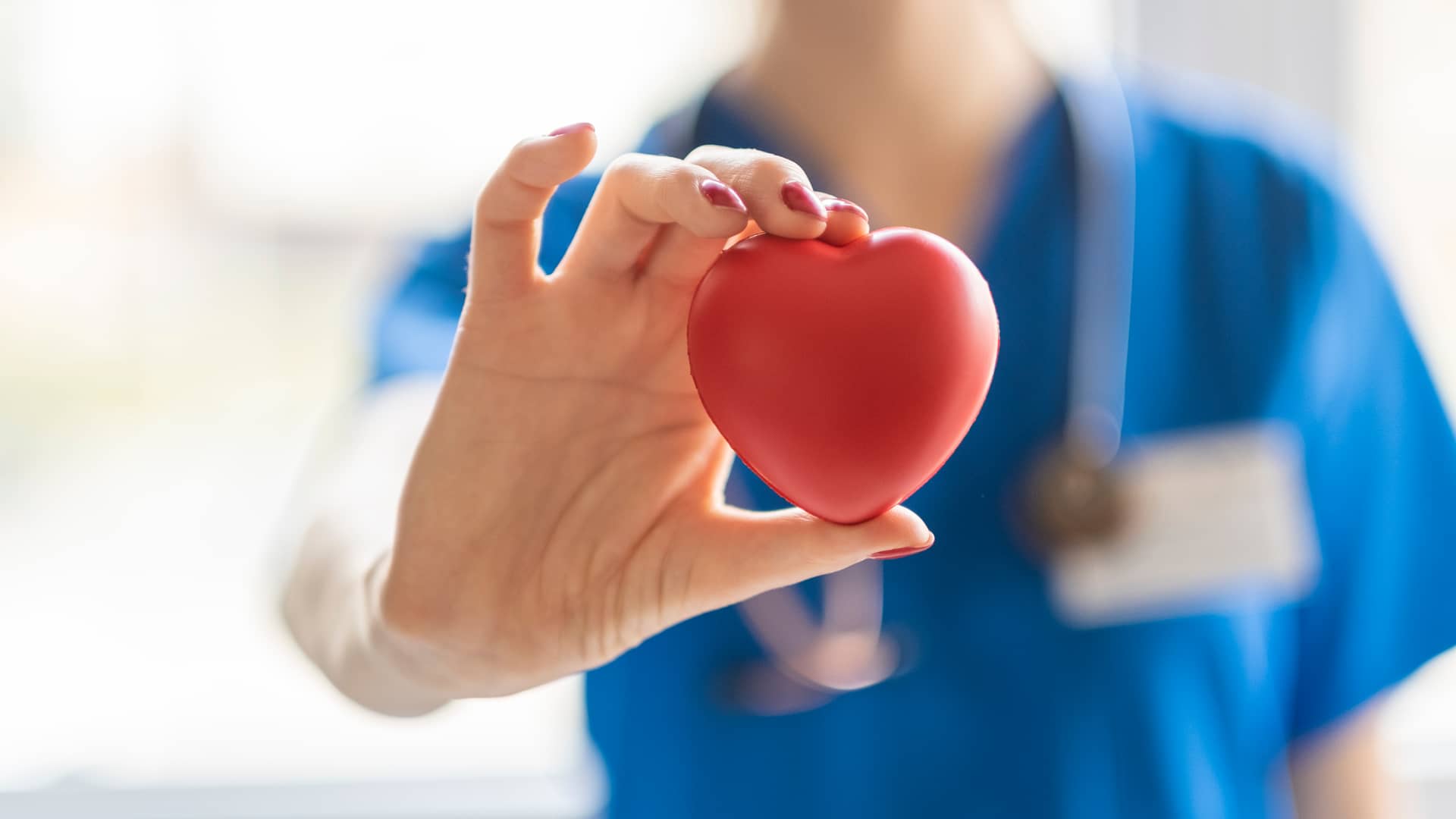 Médica de seguro de salud mapfre sujetando corazón de goma como simbolo de salud 