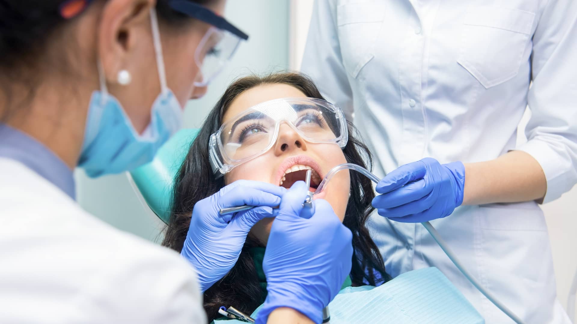 Una joven disfrutando de su seguro dental de la Mutua Madrileña en la consulta de su dentista