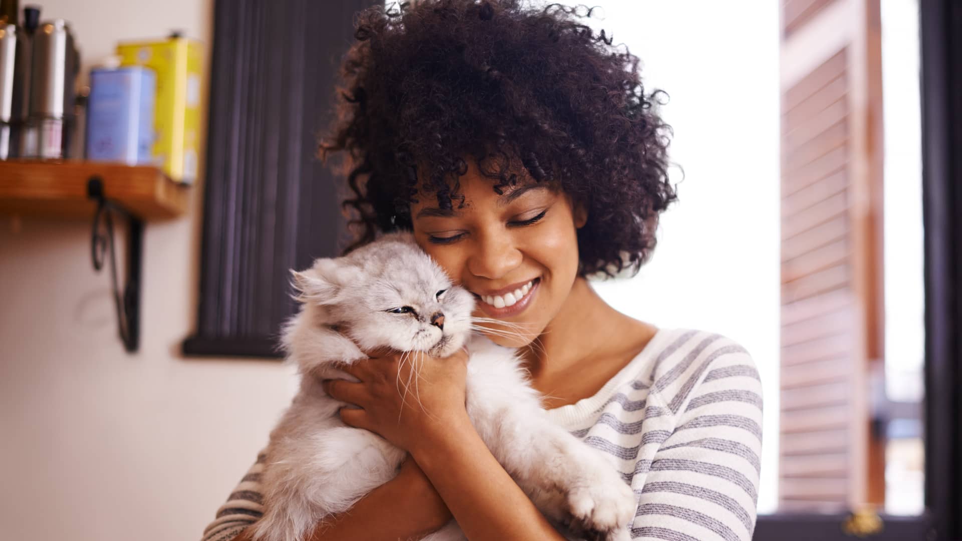 Mujer abrazando a su gato con seguro de mascotas con ocaso seguro