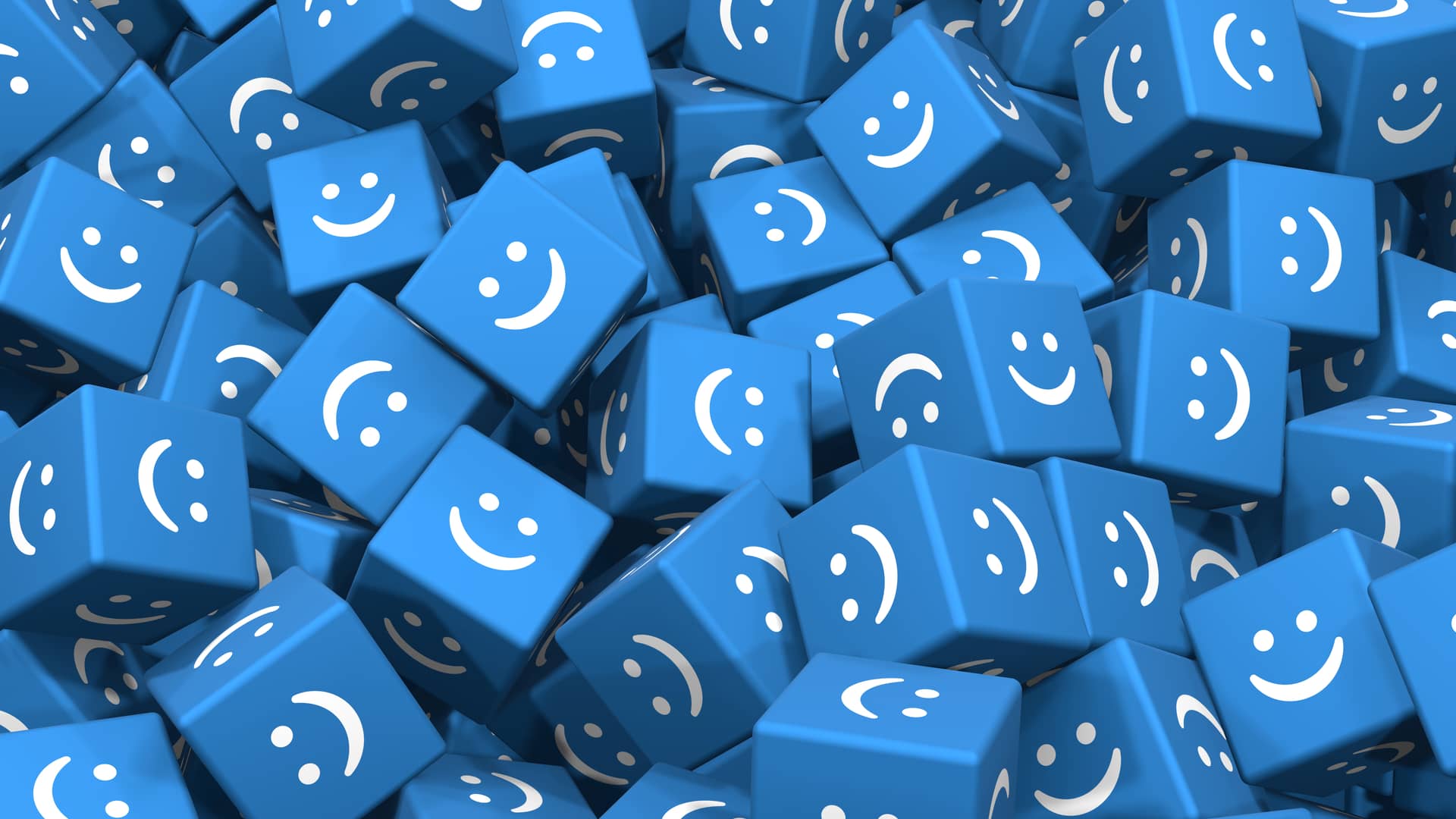 Dados con caras sonrientes simbolizan las opiniones de los clientes con seguro del racc