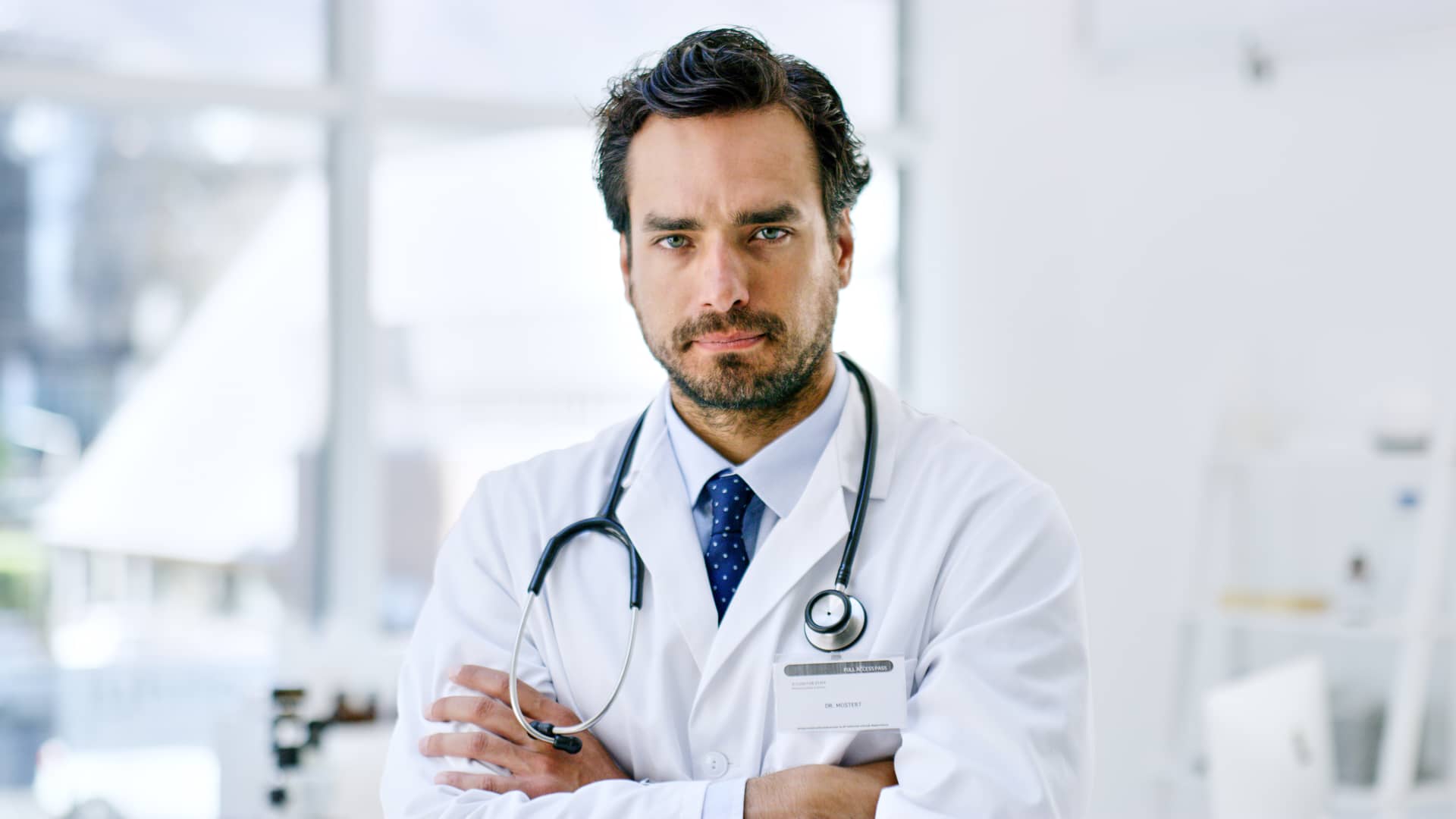 Médico de seguro médico de sanitas esperando a pasar consulta