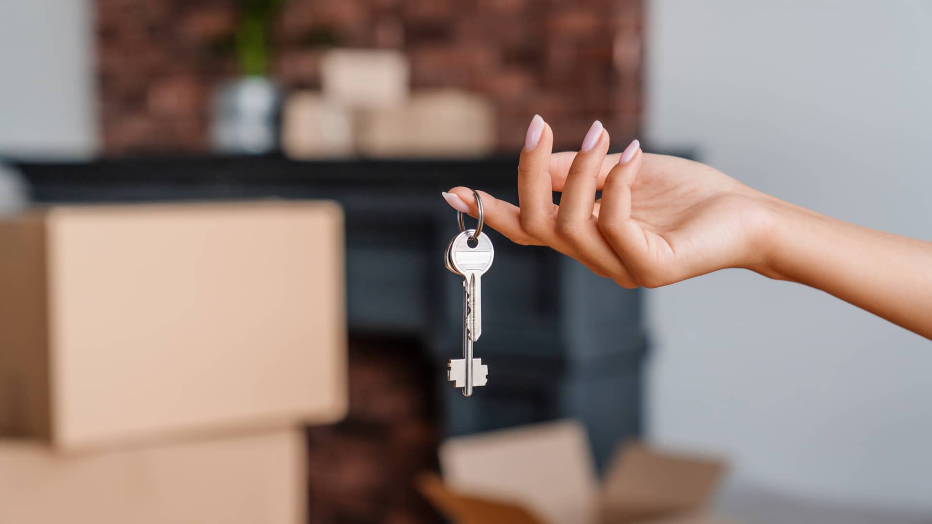 llaves de un piso delante de unas cajas de mundanza que representa el seguro de arrendamiento de caser seguros