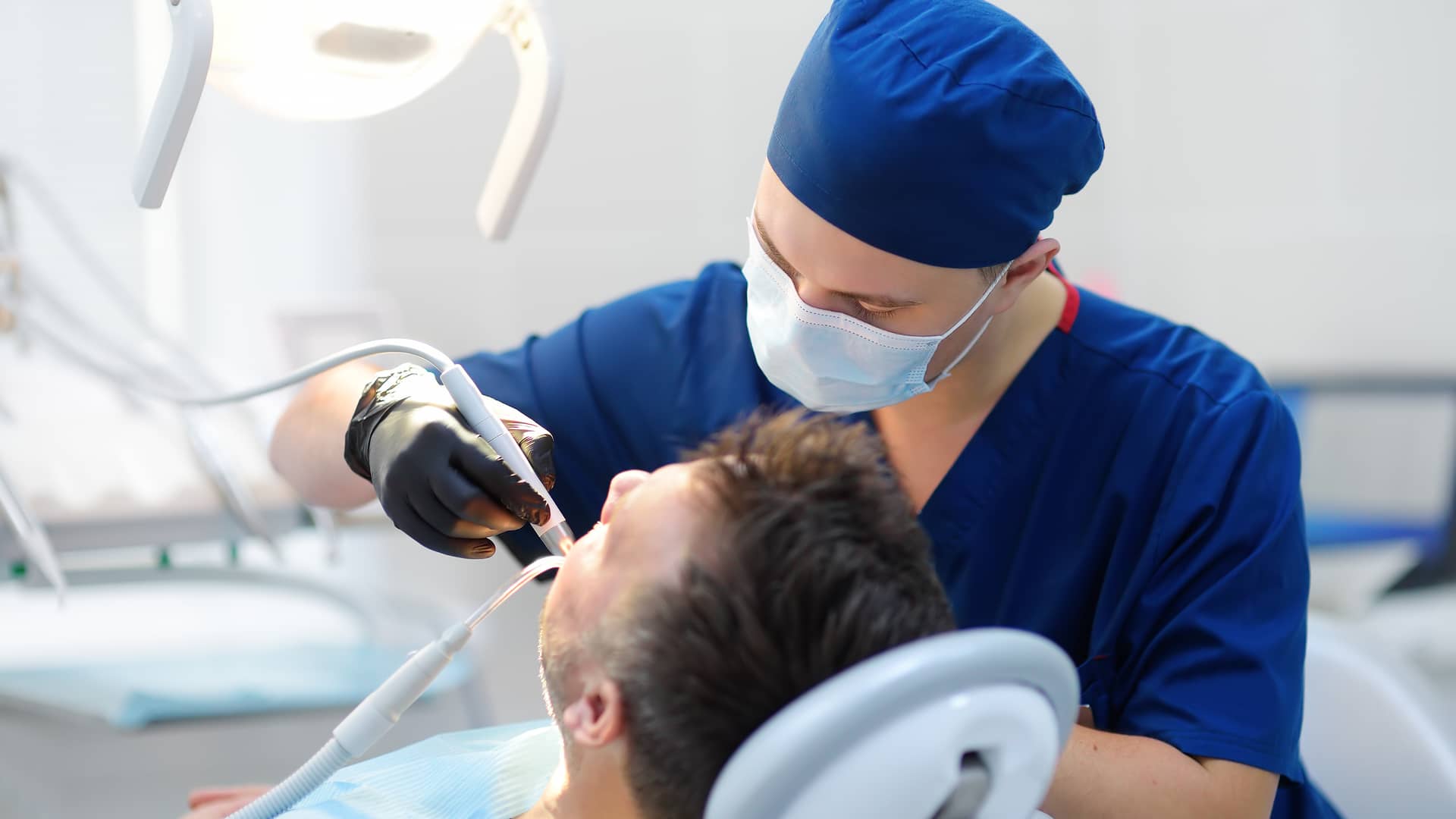 Hombre acudiendo a cita con su dentista a través de su seguro dental de zurich