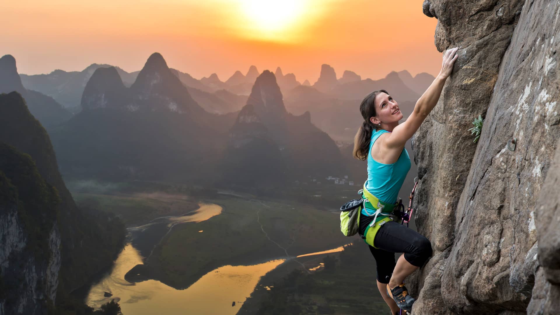 Mujer con seguro de vida en zurich escalando peligrosa montaña 