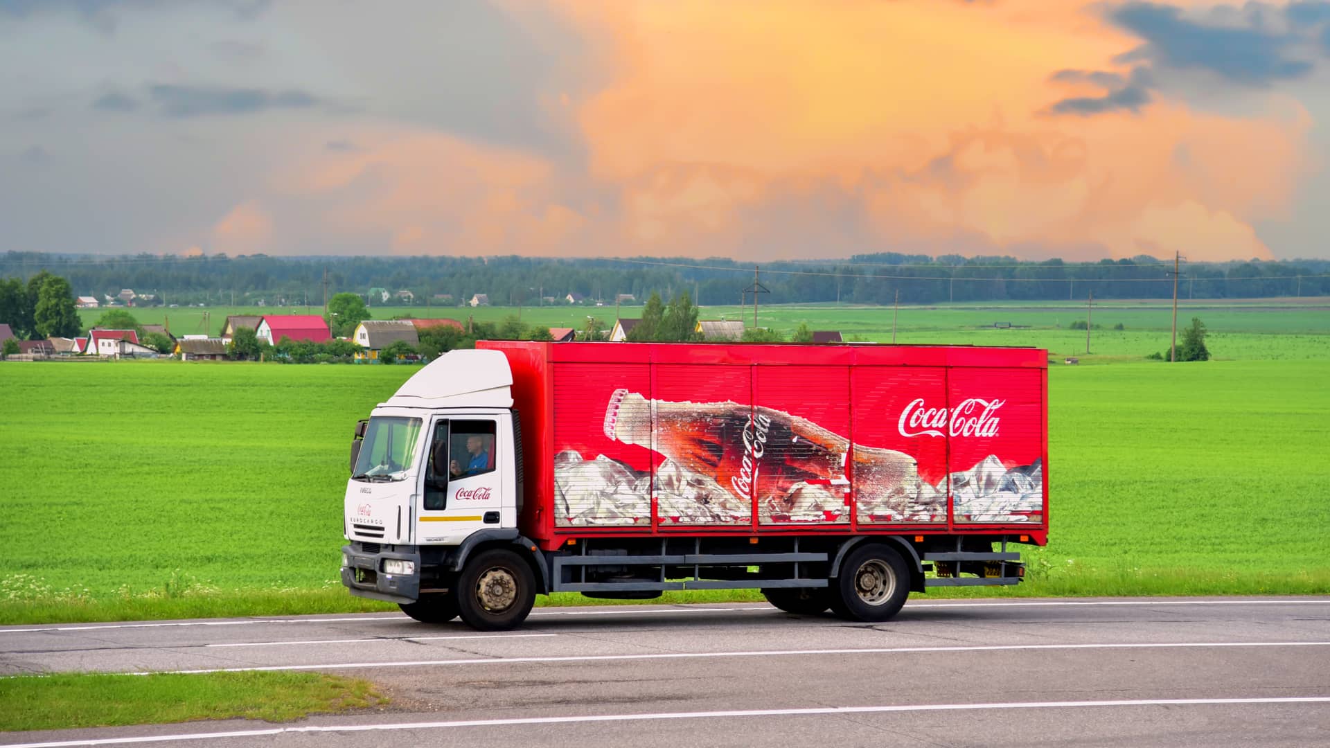 Camión comercial de coca cola distribullendo su producto 