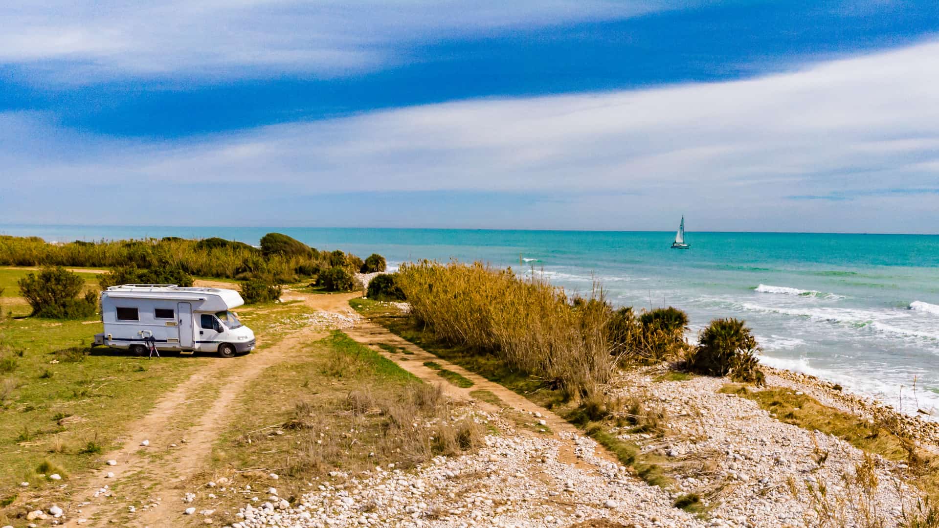 Caravana con seguro estacionada a pie de playa 