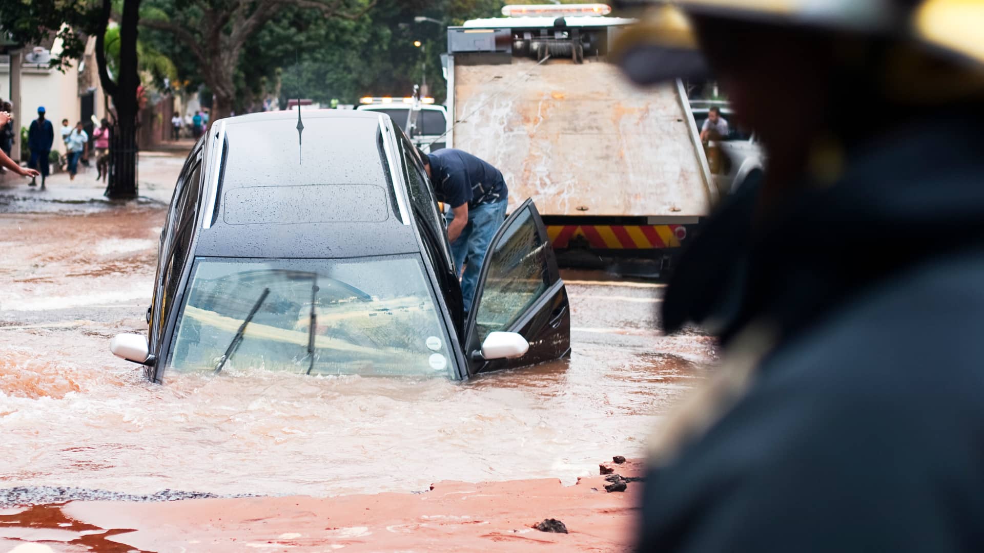 Grua de seguro retirando vehículo dañado por inundación
