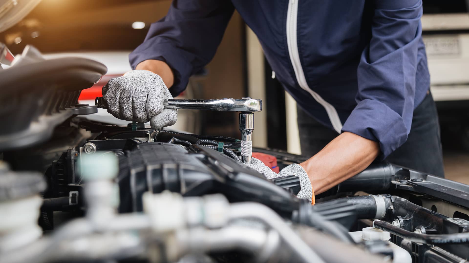 Mecánico arreglando vehículo de clienteya que en su seguro tiene libre elección de taller