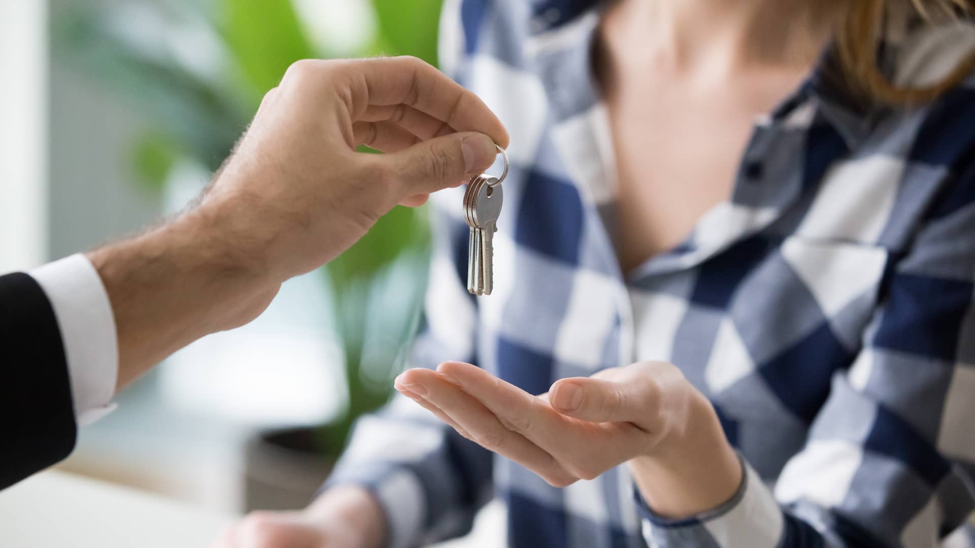 Inquilina recibiendo llaves de vivienda a la cual tiene hecha un seguro de hogar
