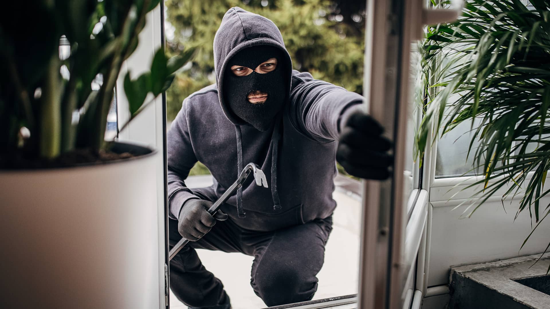 Ladron entrando en una vivienda con seguro de hogar en el que han incluido robo