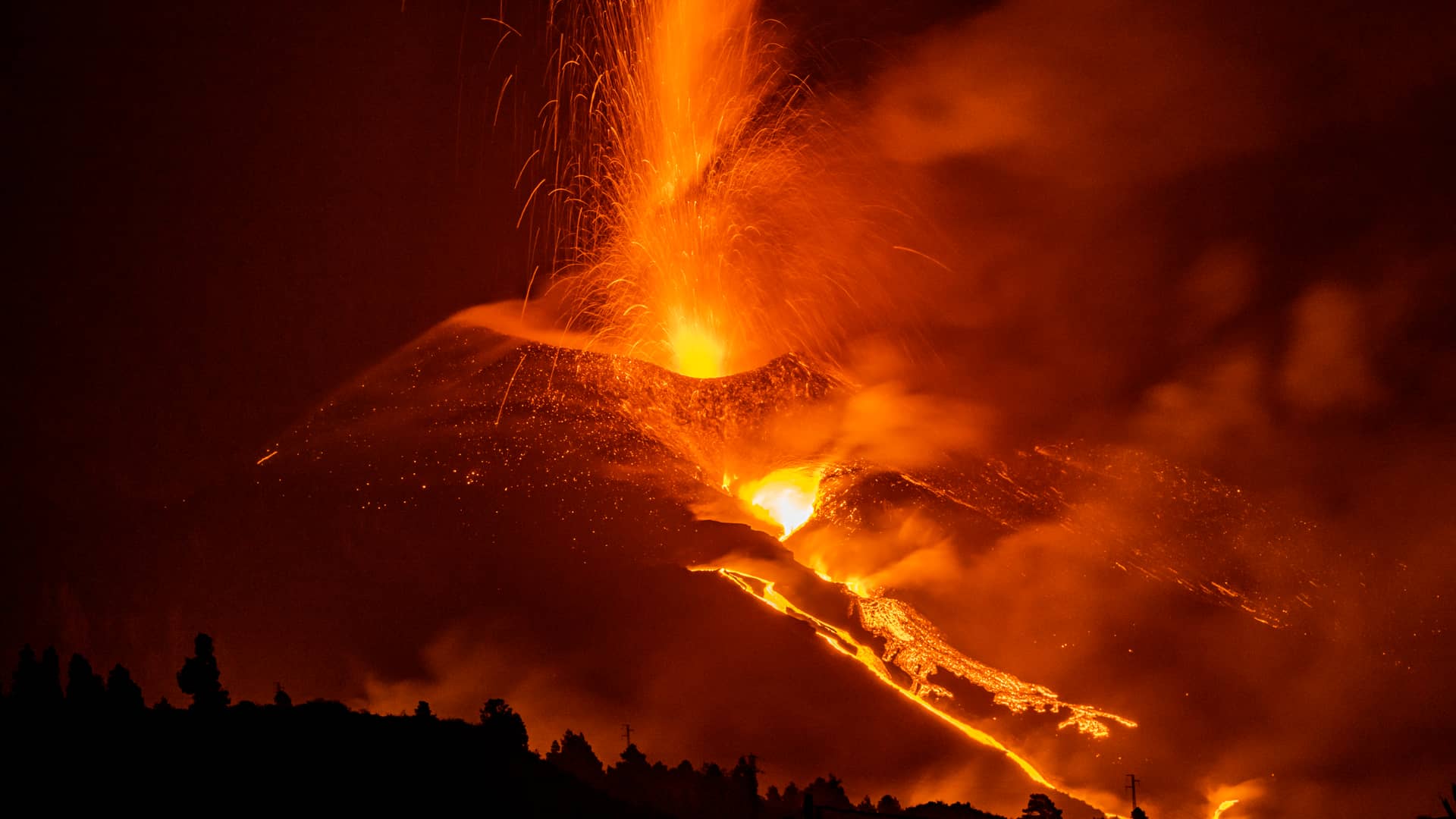 Volcan en erupción llevandose todo lo que hay por medio incluso casas algunas de ellas con seguro de hogar