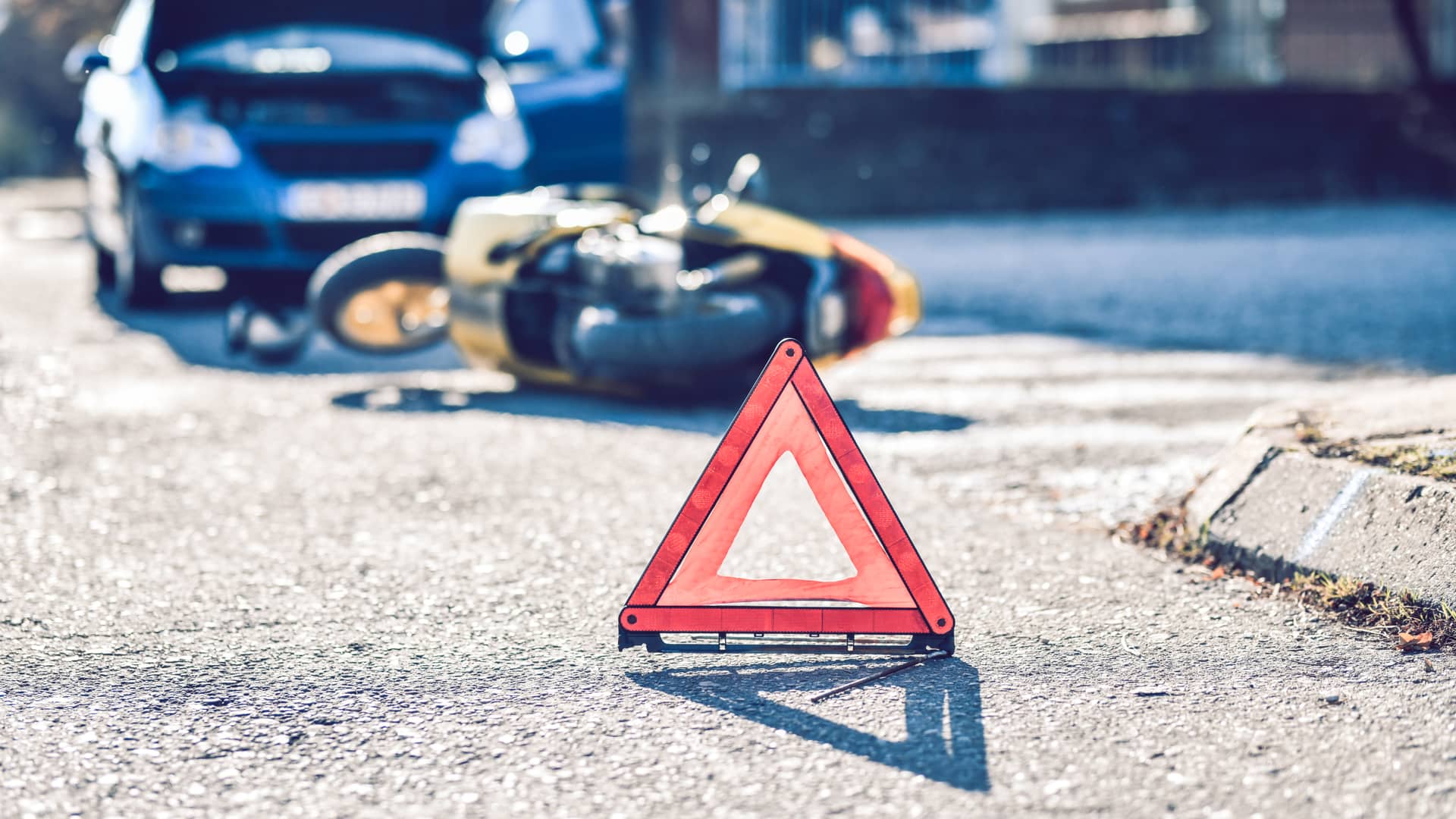 Triangulos puestos para que los condcutores tengan precaución porque ha ocurrido un accidente entre un coche y una moto con seguro