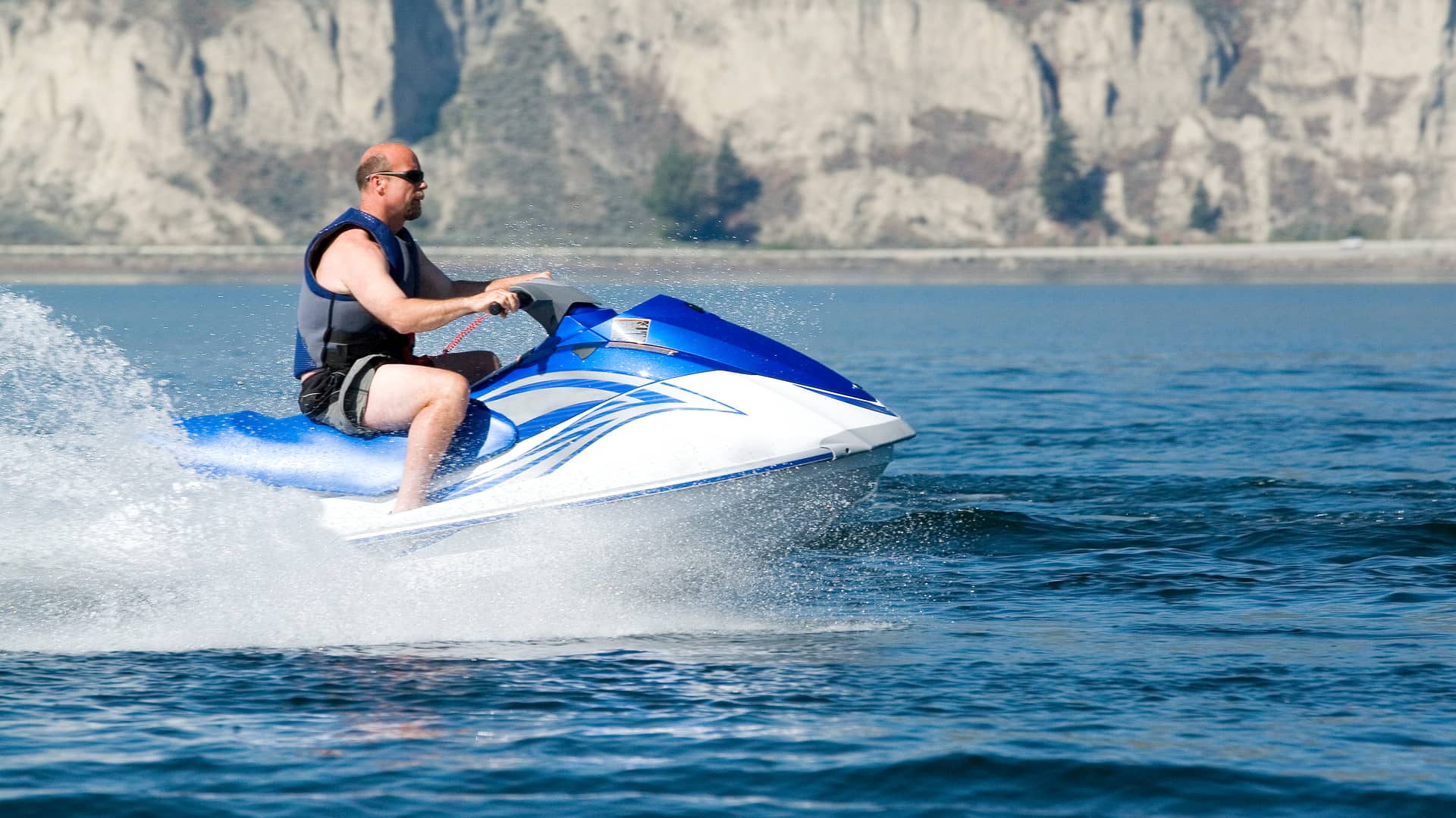 Hombre conduciendo su moto de agua con un seguro temporal por el mar cantábrico