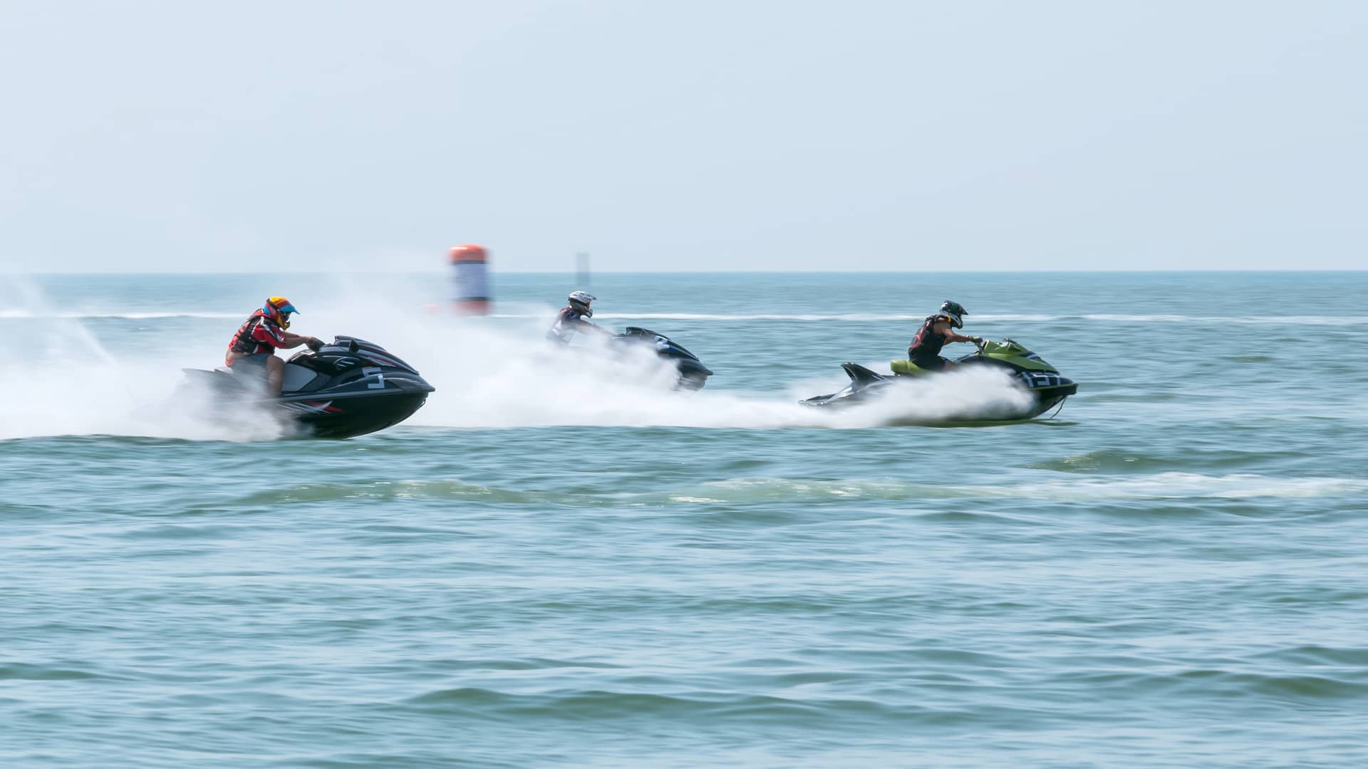 Personas compitiendo en una carrera de motos de agua con la tranquilidad que aporta tener un seguro para las mismas