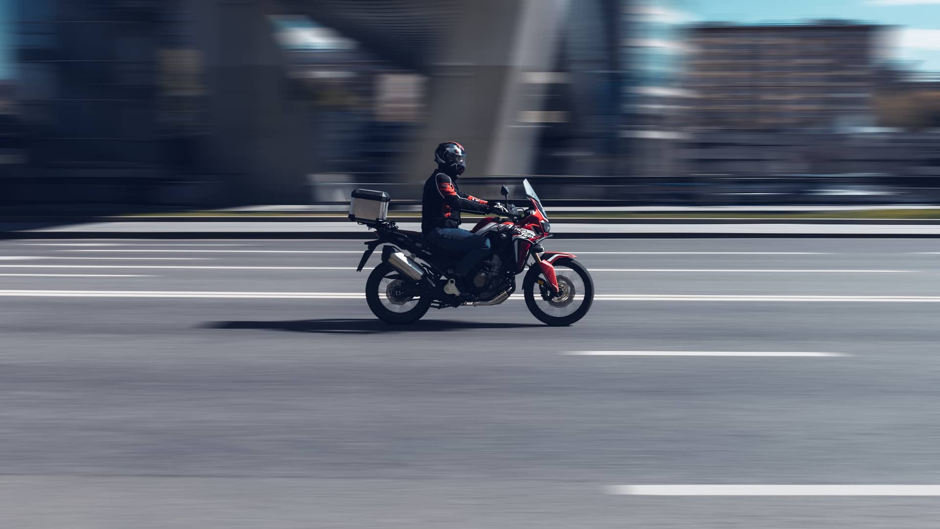 conductor de moto por la ciudad que dispone de un seguro a terceros ampliado