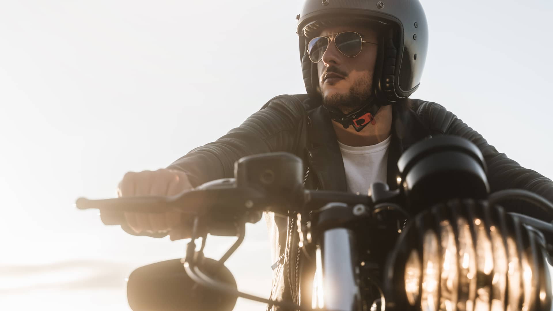 Hombre conduciendo su moto con seguro como es obligatorio