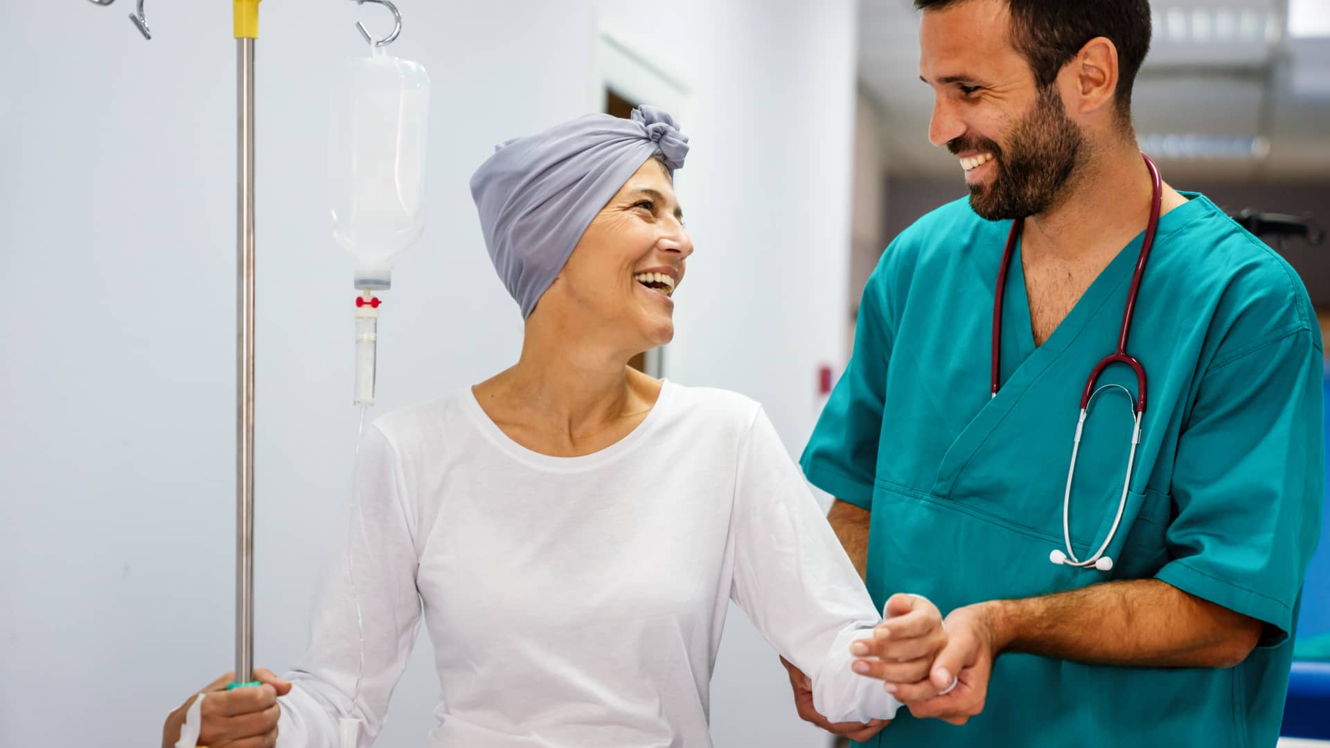Mujer acudiendo a su cita oncológica con su médico de su seguro de salud