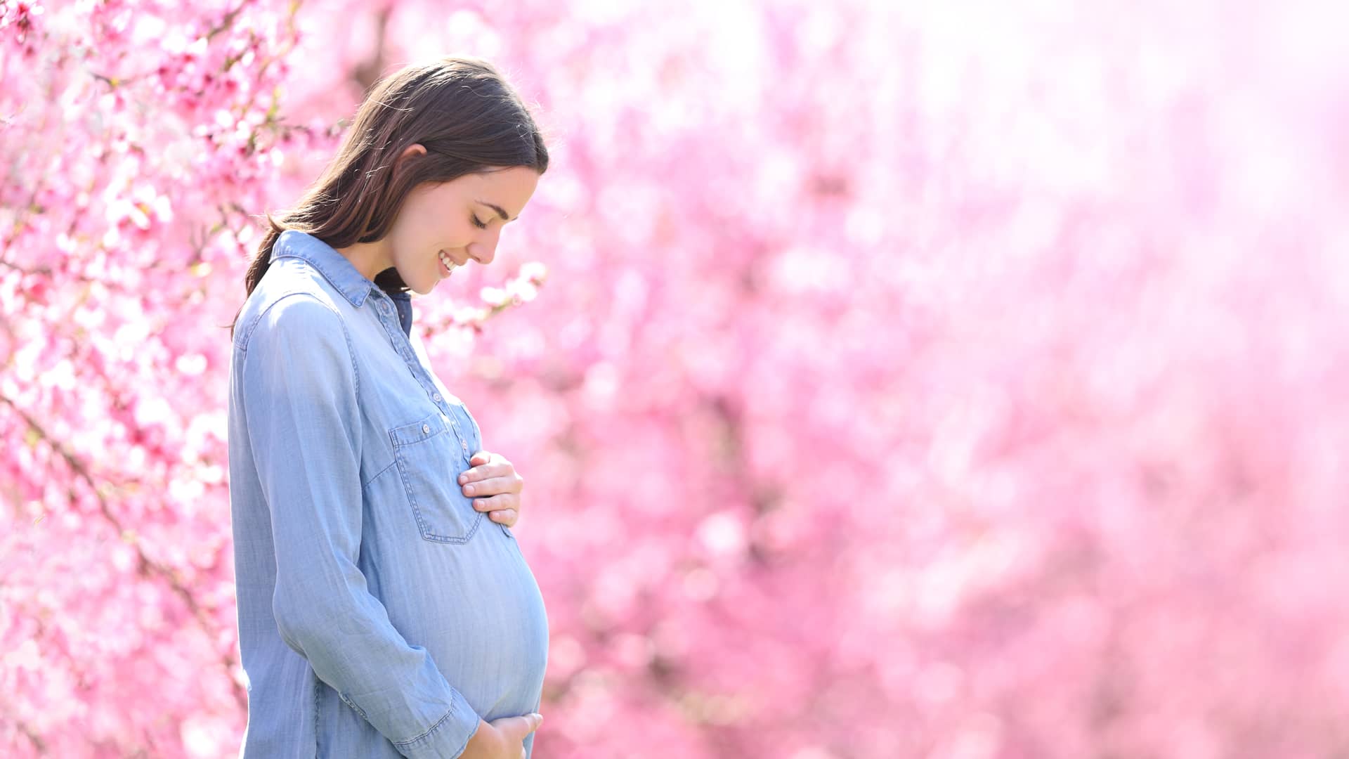 Mujer feliz a la cual su seguro de salud ha ayudado ha quedarse embarazada gracias a la reproducción asistida