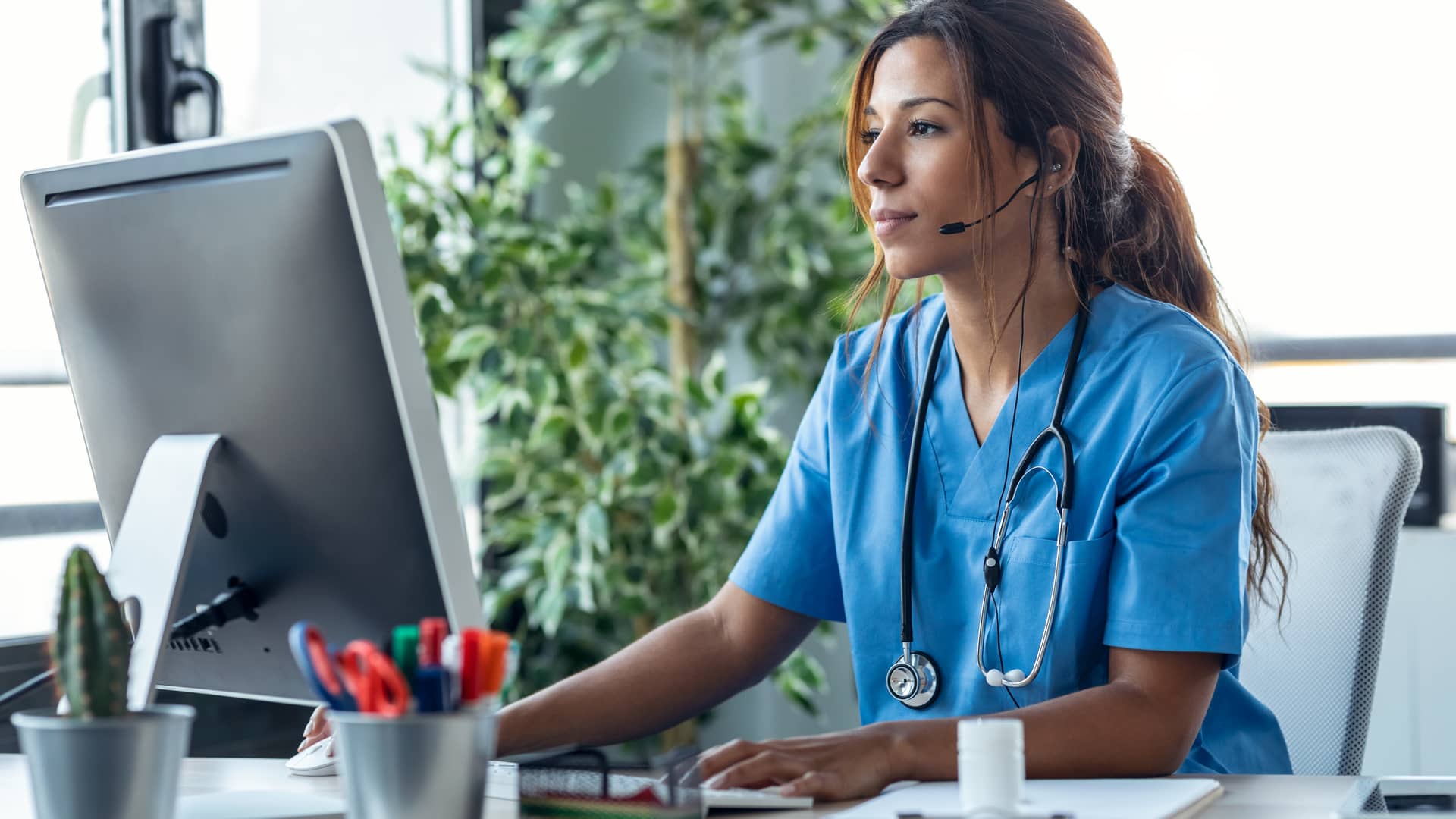 Medica dando atención online a clientes de seguro de salud con servicios digitales contratados