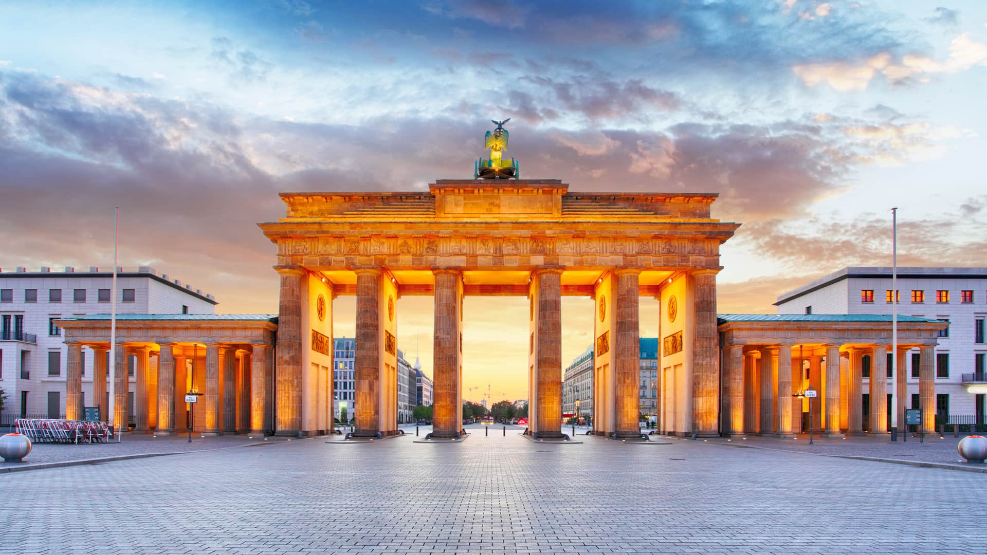 Puerta de Brandenburgo en Berlín al anochecer para cuyo viaje se ha contratado un seguro
