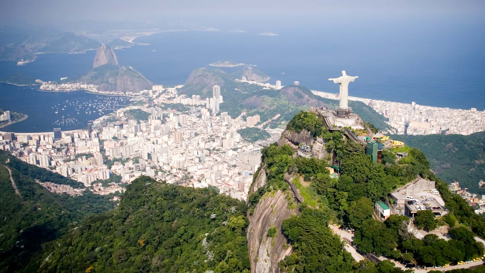 Vista desde el aire de Rio de Janeiro en Brazil para cuyo destino se puede contratar un seguro de viaje