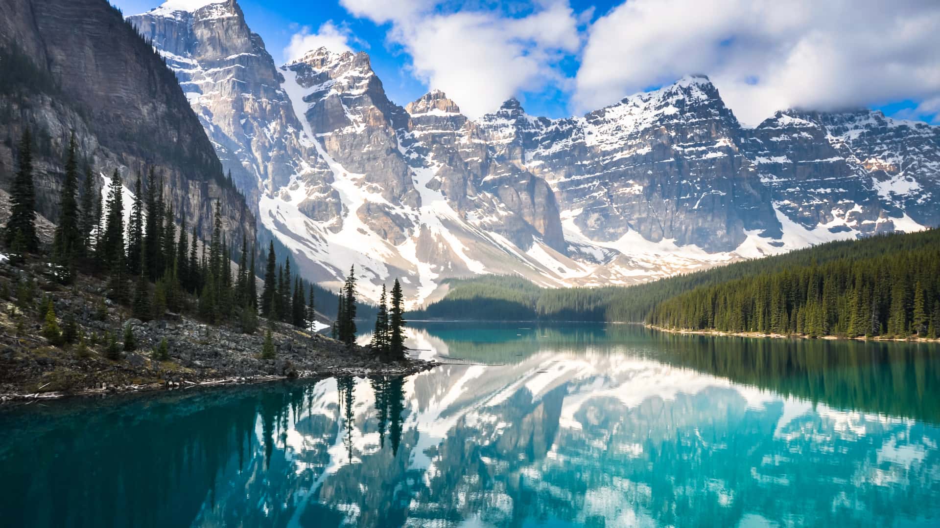 Moraine Lake, montañas rocosas en Canadá para cuyo destino se puede contratar un seguro de viaje