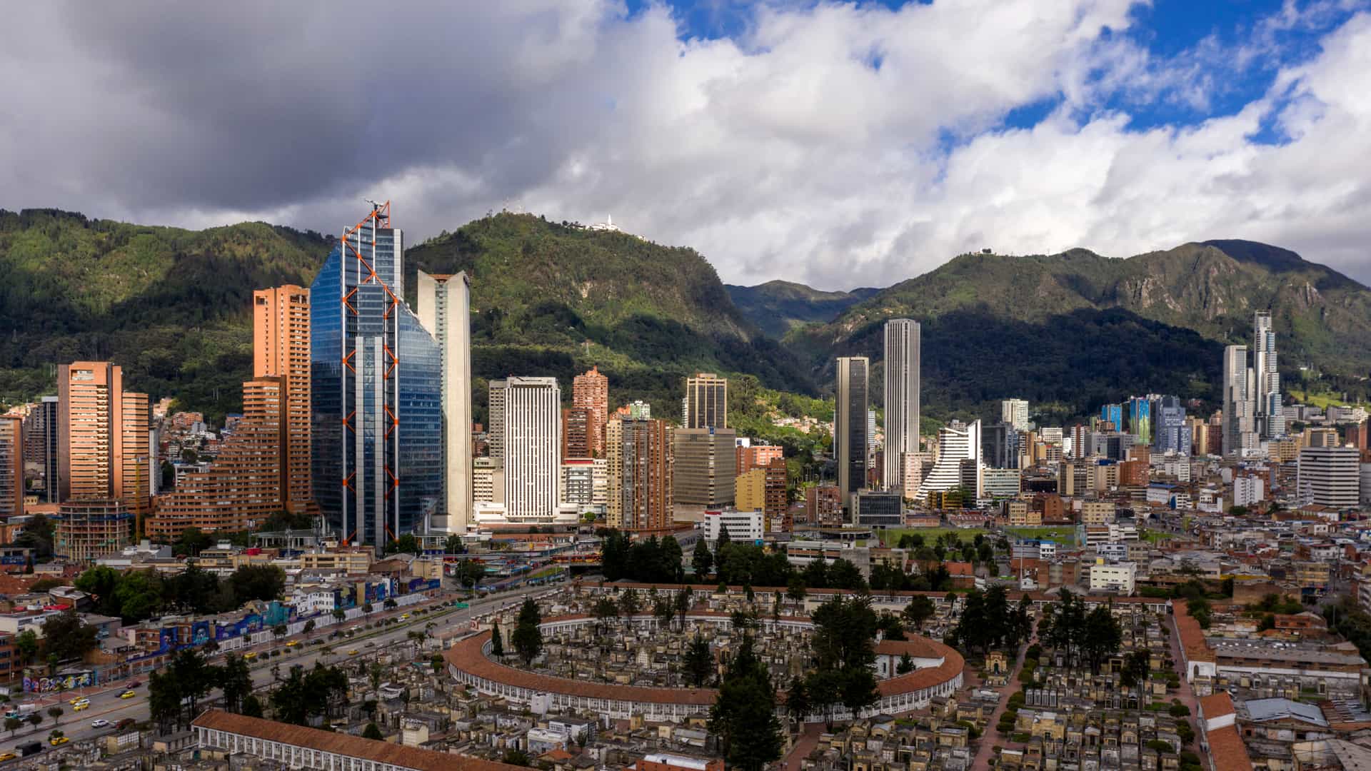 Hermosa toma aérea de Bogotá, Colombia para cuyo viaje se contrato un seguro