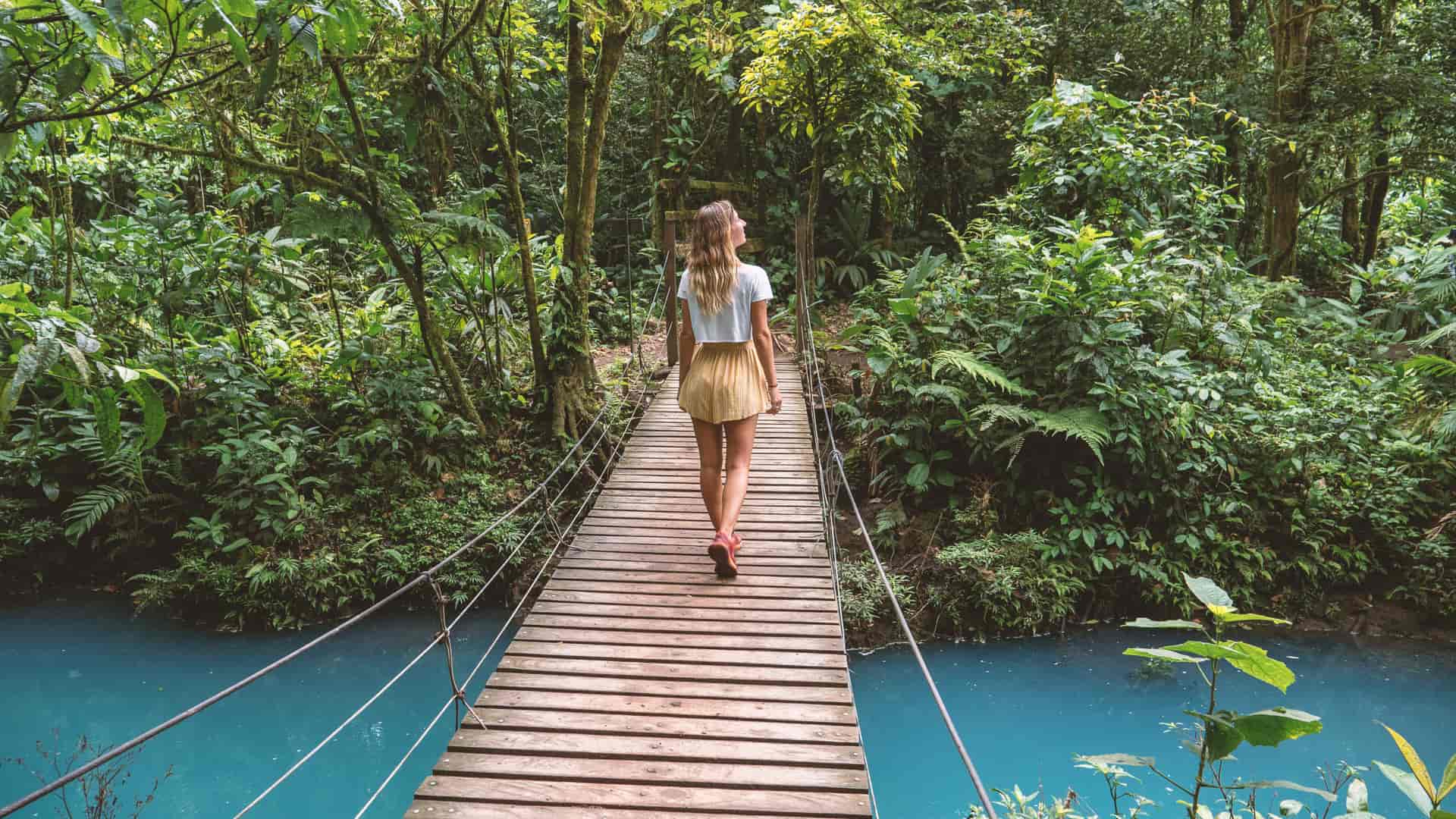 Mujer por selva en Costa Rica para cuyo viaje contrato un seguro
