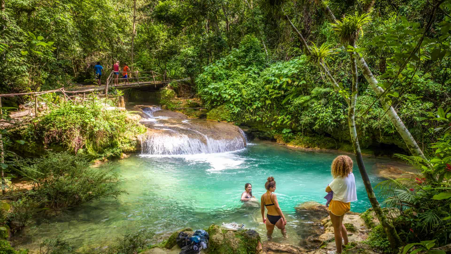 Turistas nadando en las piscinas naturales en El Nicho, Cuba para cuyo viaje contrataron un seguro