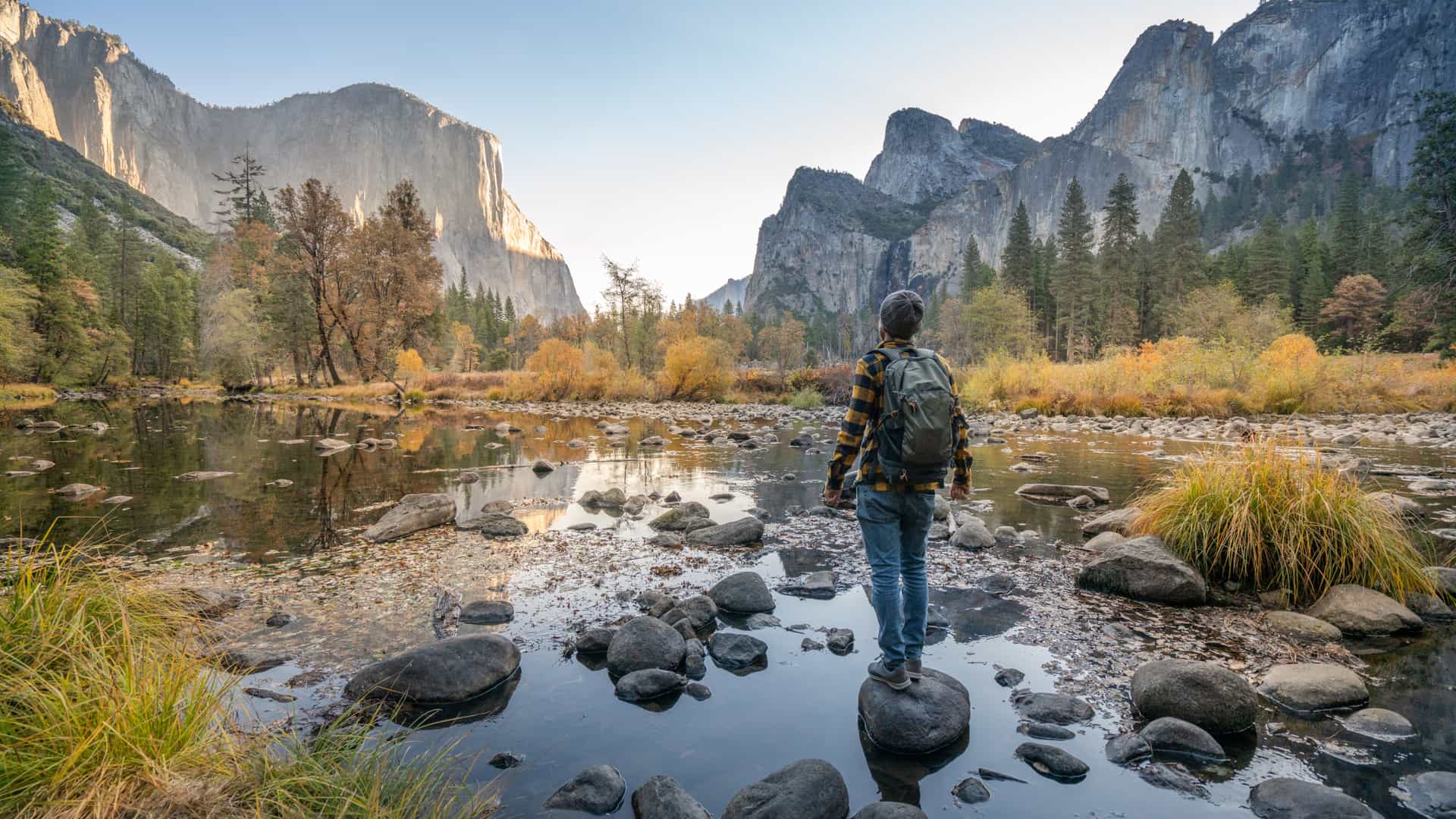 Joven contemplando el valle de Yosemite con seguro de viaje a eeuu contratado