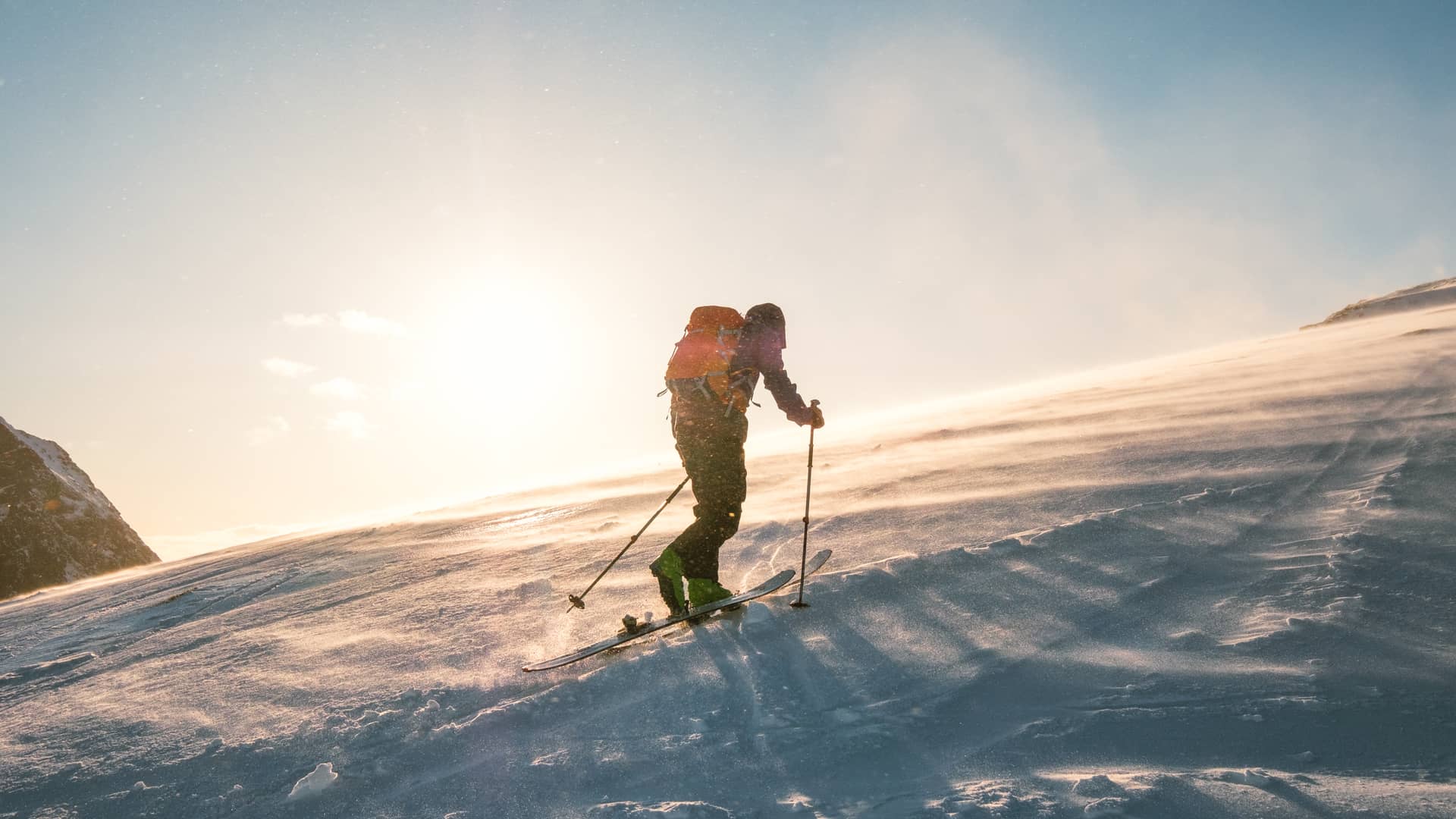Hombre disfrutando de día de esqui de montaña para el cual ha contratado un seguro de viaje ante lo que pudiese ocurrir