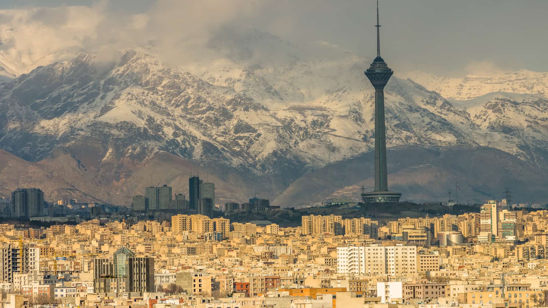 Teherán horizonte de la ciudad de Irán. Lugar para el cual se puede contratar un seguro de viaje