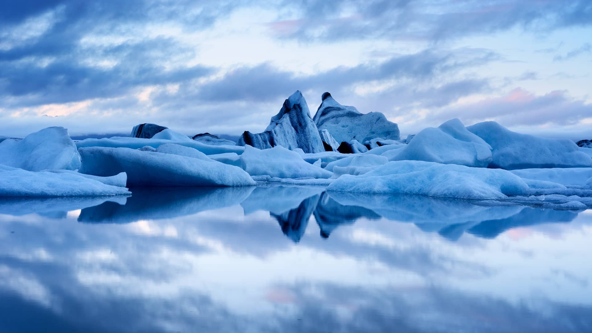 Azul crepúsculo paisaje en laguna de jökulsárlón en Islandia. Lugar para el cual se puede contratar un seguro de viaje