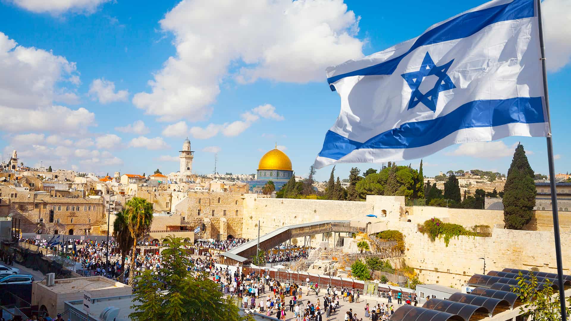Ciudad vieja de Jerusalén el muro occidental con la bandera de Israel. Lugar para el cual se puede contratar un seguro de viaje